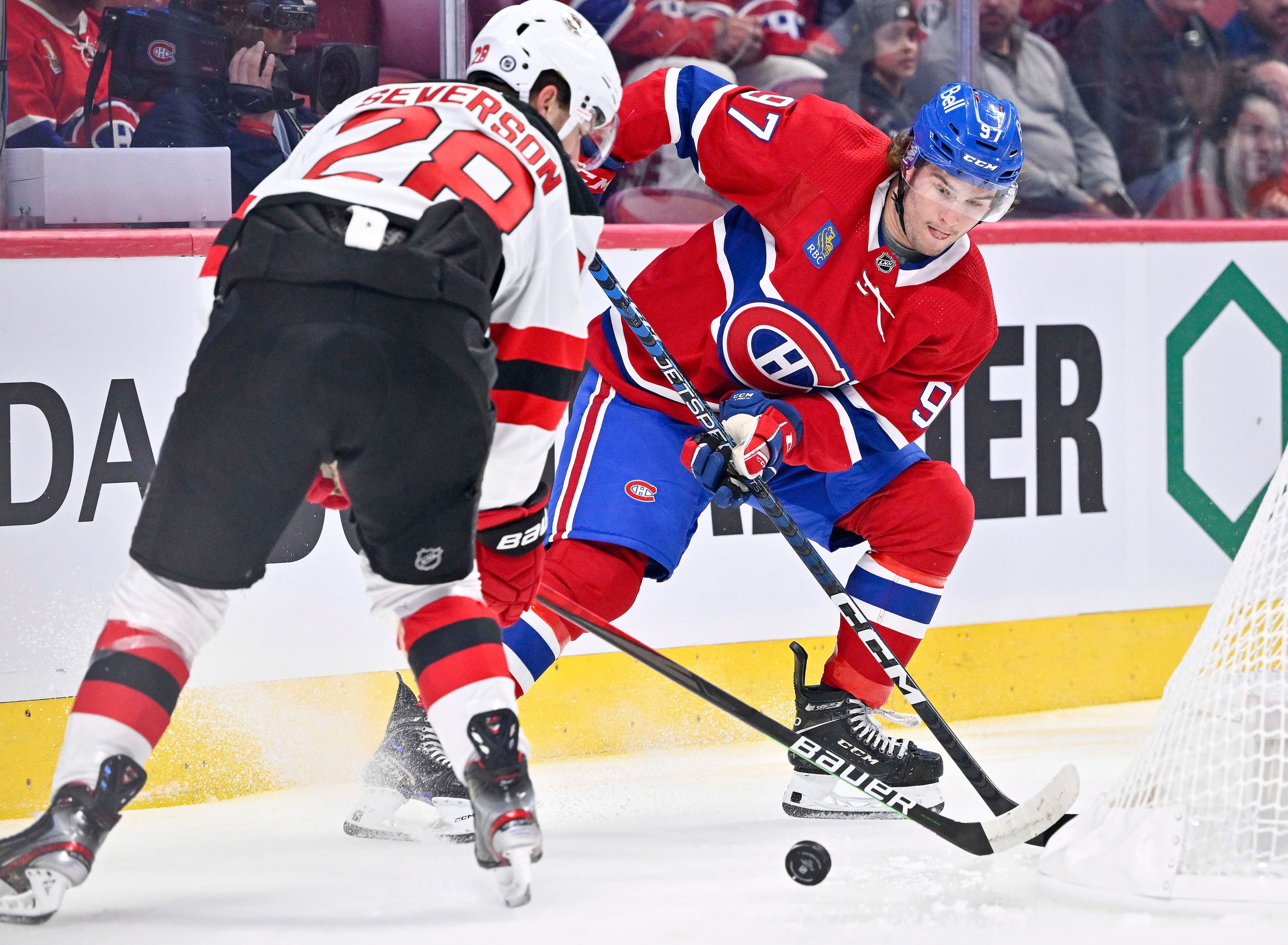 Joshua Roy lutte pour le disque avec Damon Severson, lors d’un match pré-saison contre les Devils, le 26 septembre.