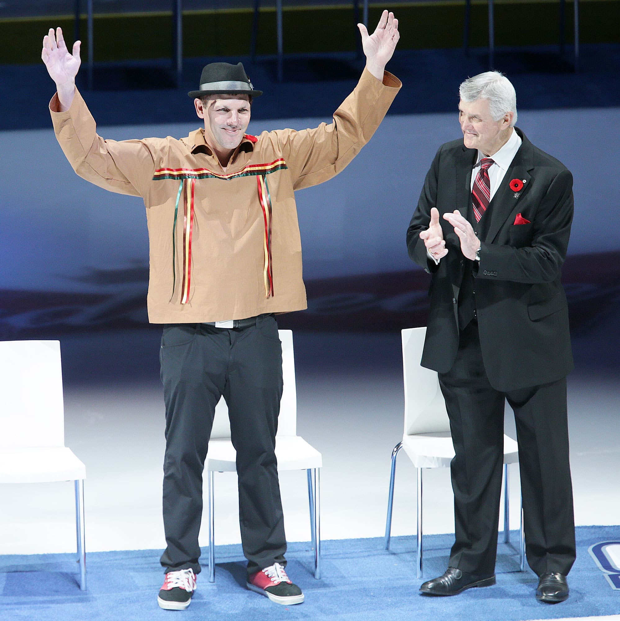Odjick, lors du retrait du chandail numéro 10 de Pavel Bure par les Canucks, à Vancouver, en novembre 2013.