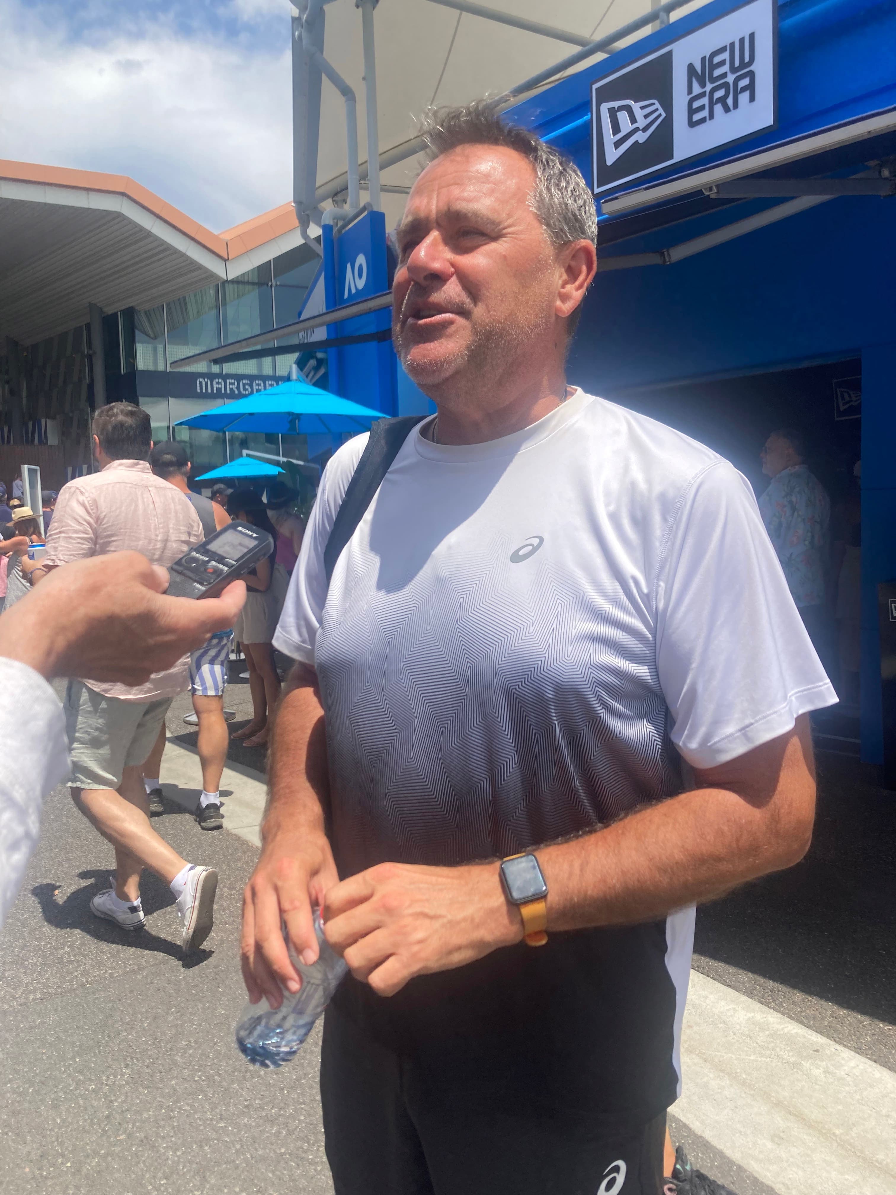 Nouvel entraîneur de Bianca Andreescu, le Français Christophe Lambert a discuté avec quelques journalistes à l’ombre du court 3 du Melbourne Park, lundi, après la victoire de sa protégée contre la Tchèque Marie Bouzkova.