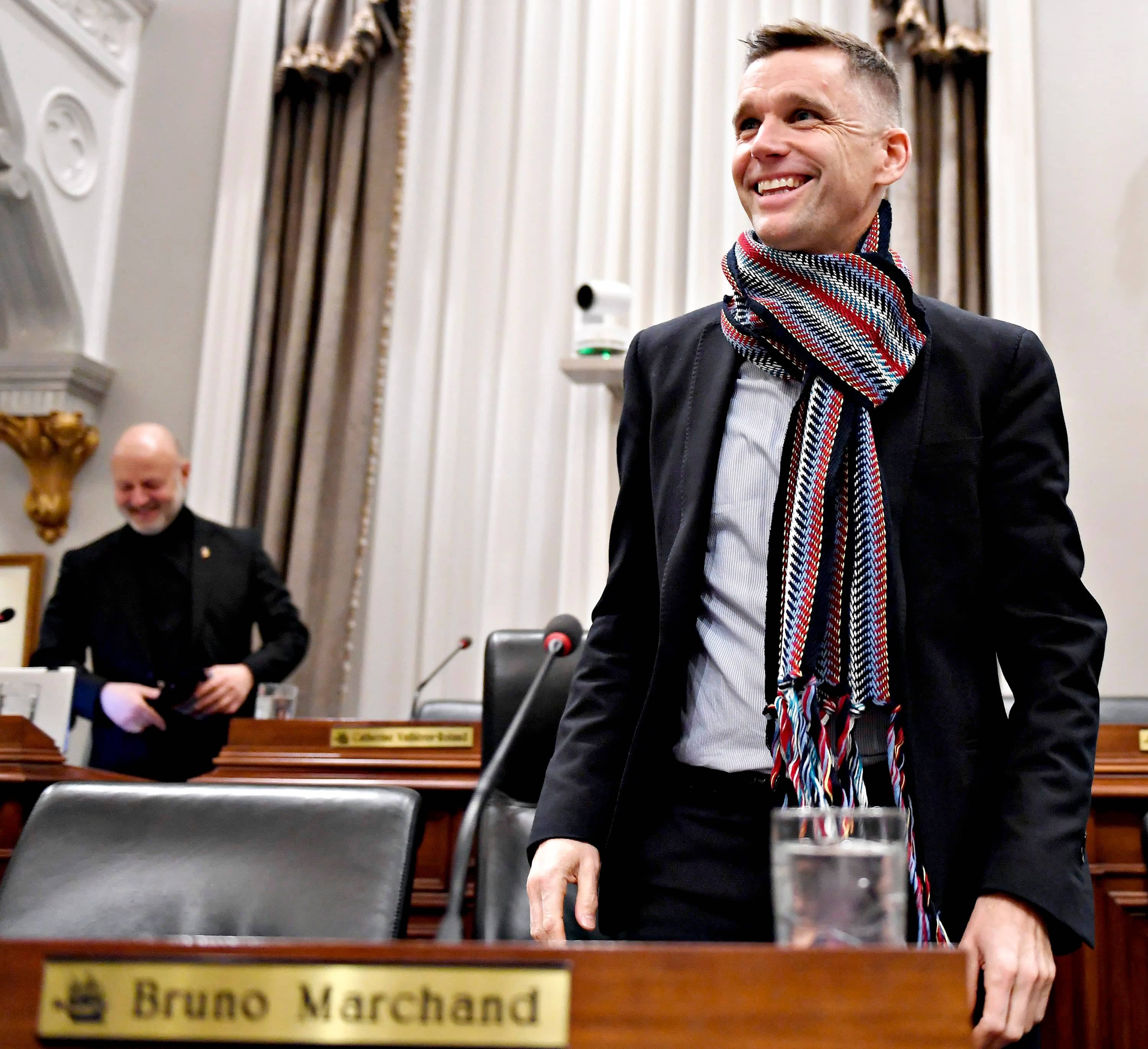 Pour le premier conseil municipal de 2023, lundi, le maire de Québec, Bruno Marchand, qui portait la ceinture fléchée en prévision du Carnaval, a fait le point sur l’échéancier du tramway.