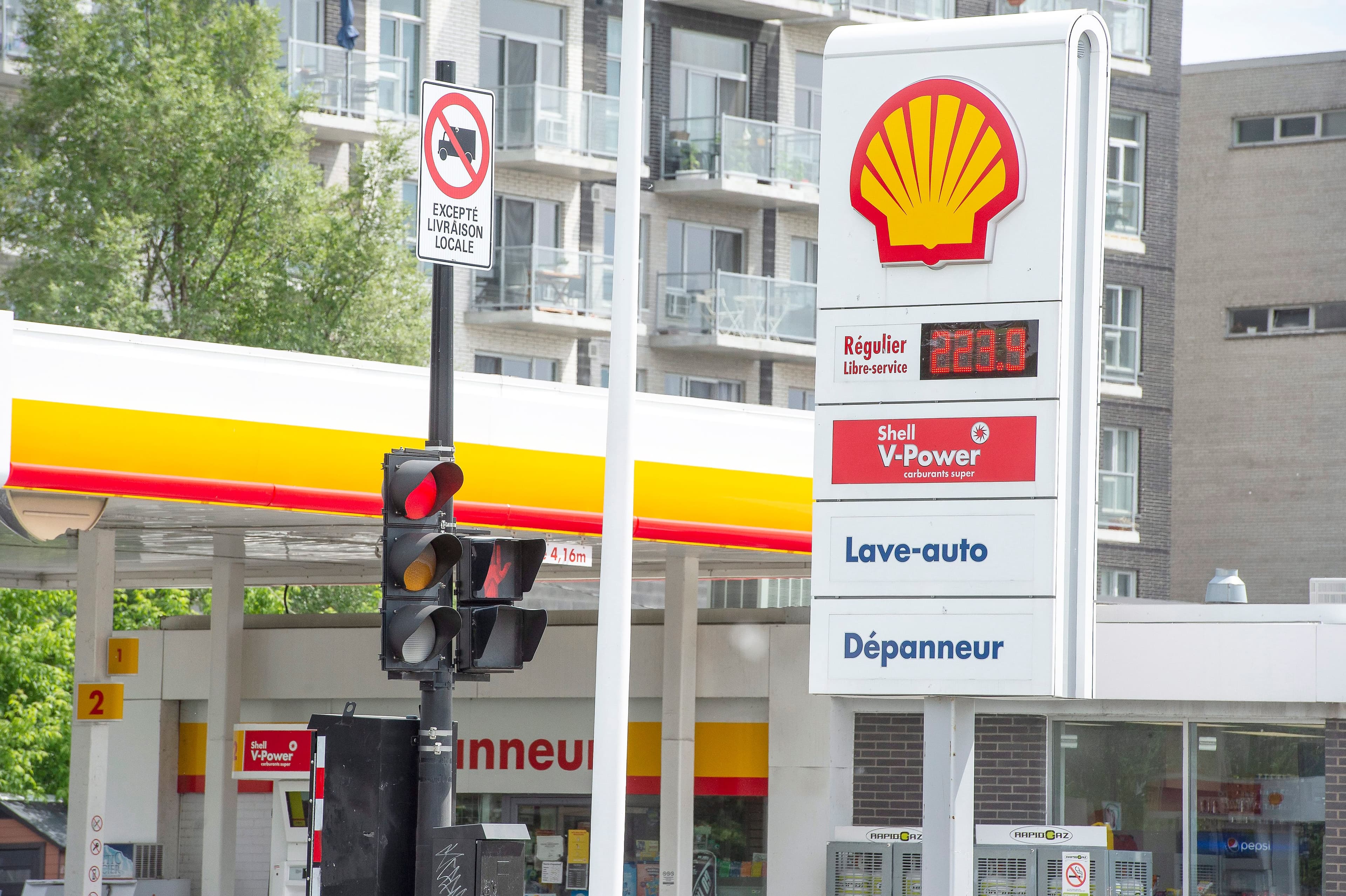 Au printemps dernier, le prix moyen de l’essence a grimpé bien au-delà de la barre des 2 dollars, au Québec. Le sommet a été de 2,26 $. Les prix ont, depuis, reculé, mais les marges des détaillants demeurent anormalement élevées, souligne CAA-Québec.