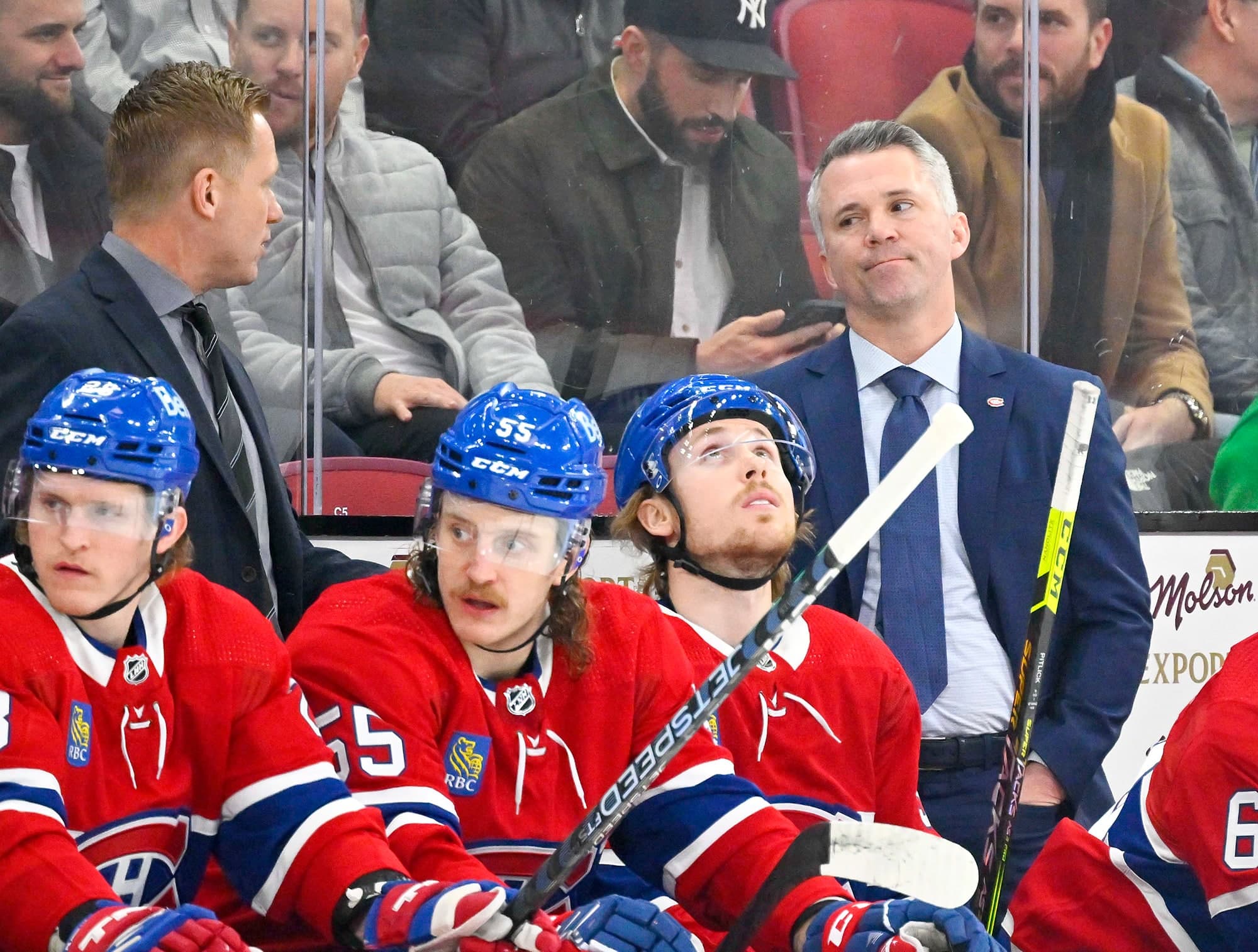 L’adjoint Trevor Letowski et l’entraîneur-chef Martin St-Louis s’échangent un regard décontenancé, le 17 janvier.