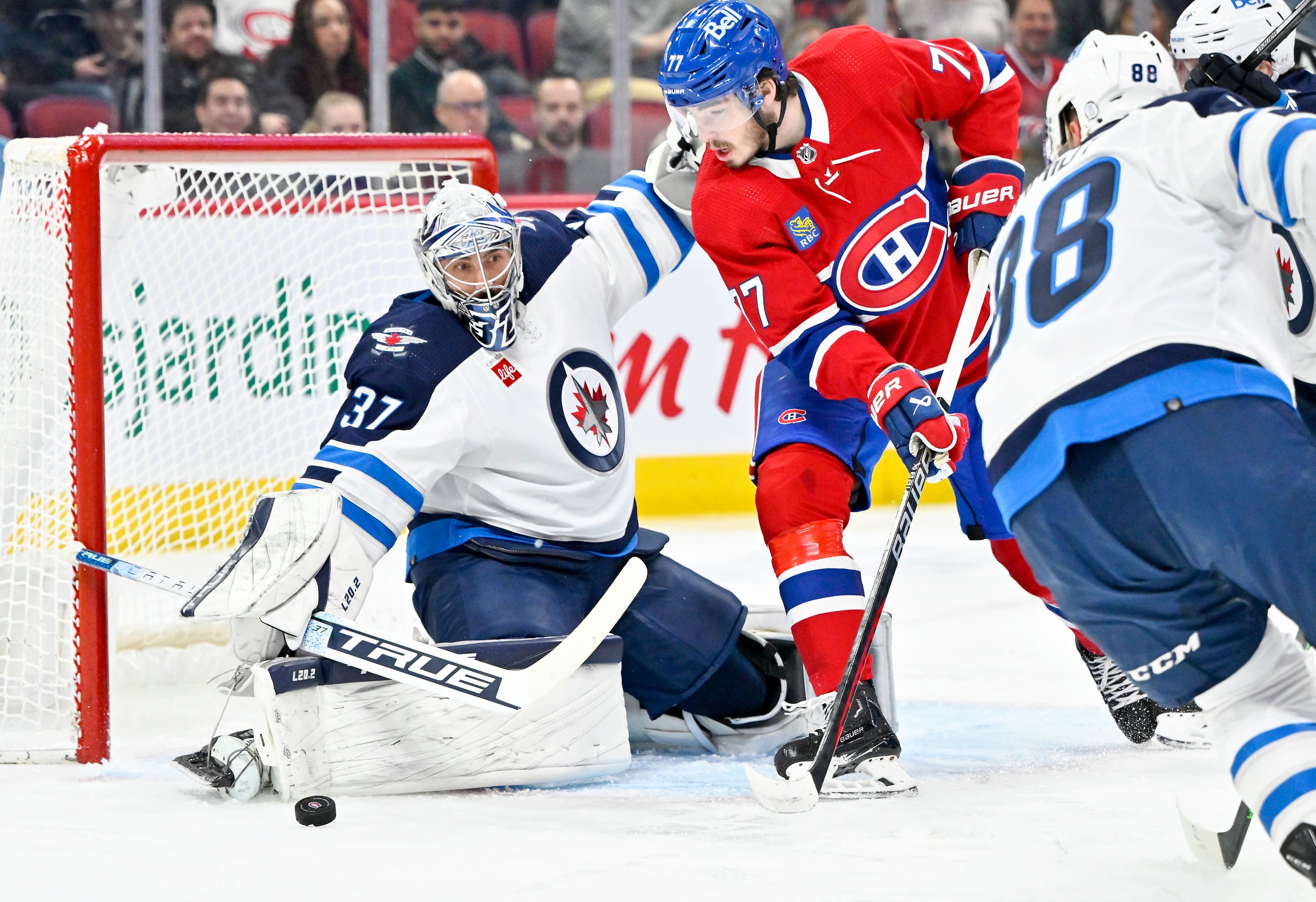 Kirby Dach a connu un bon match mardi. Il menace ici la forteresse défendue par Connor Hellebuyck au premier vingt.