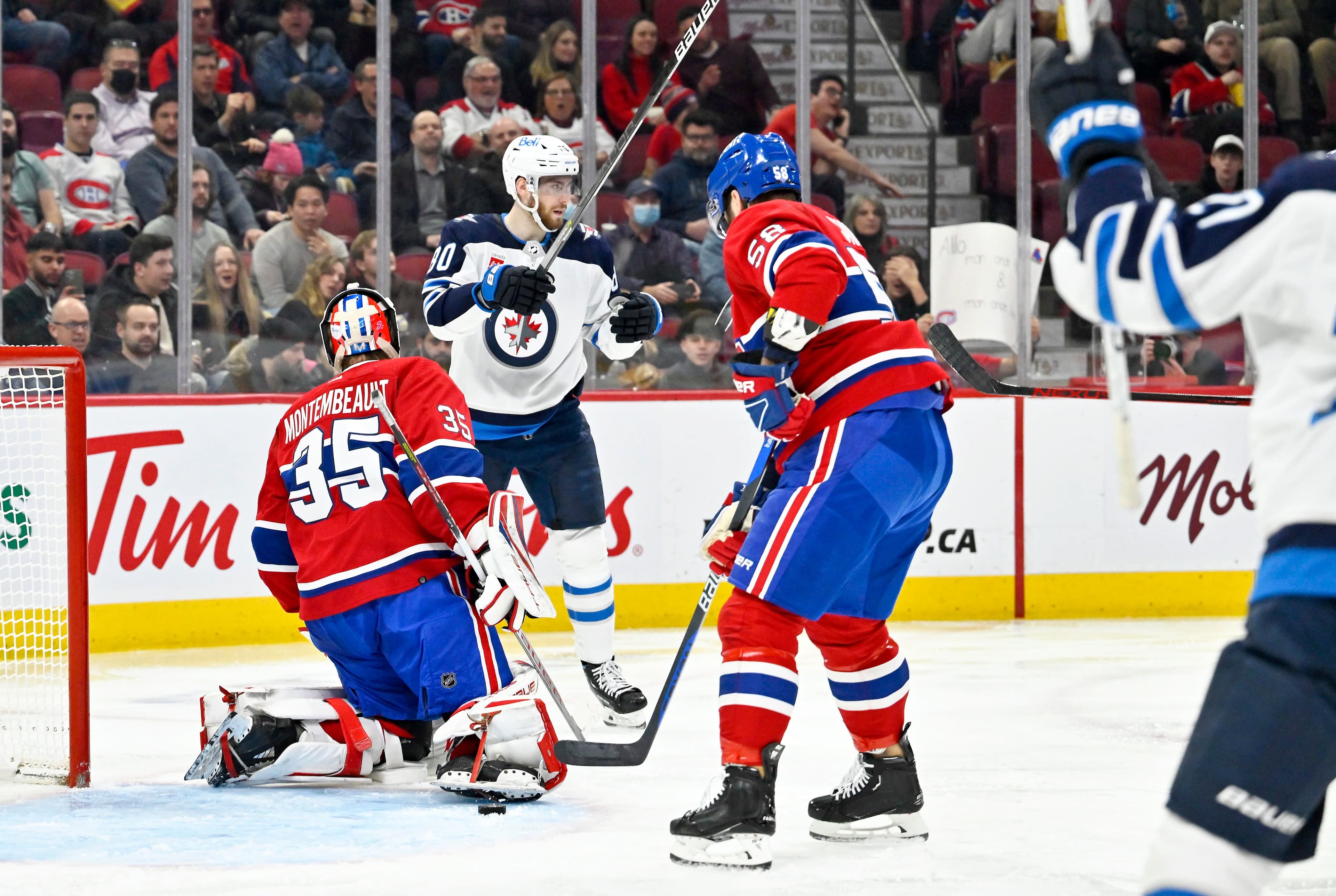Pierre-Luc Dubois célèbre le premier but du match de mardi contre le Canadien.