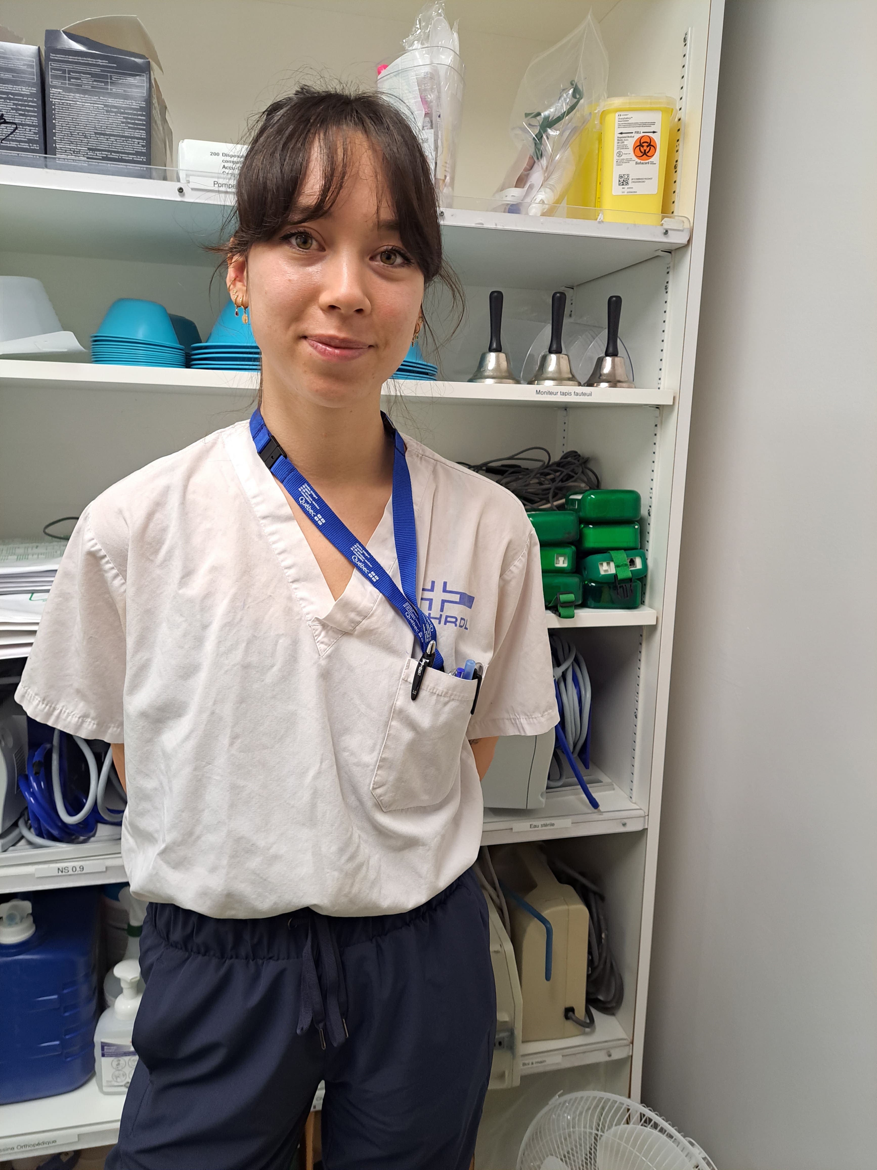 Coralie Serien, une jeune infirmière française, a gagné un tirage au sort pour venir travailler ici et prête actuellement main-forte au personnel du département de chirurgie du Centre hospitalier de Lanaudière, près de Joliette.
