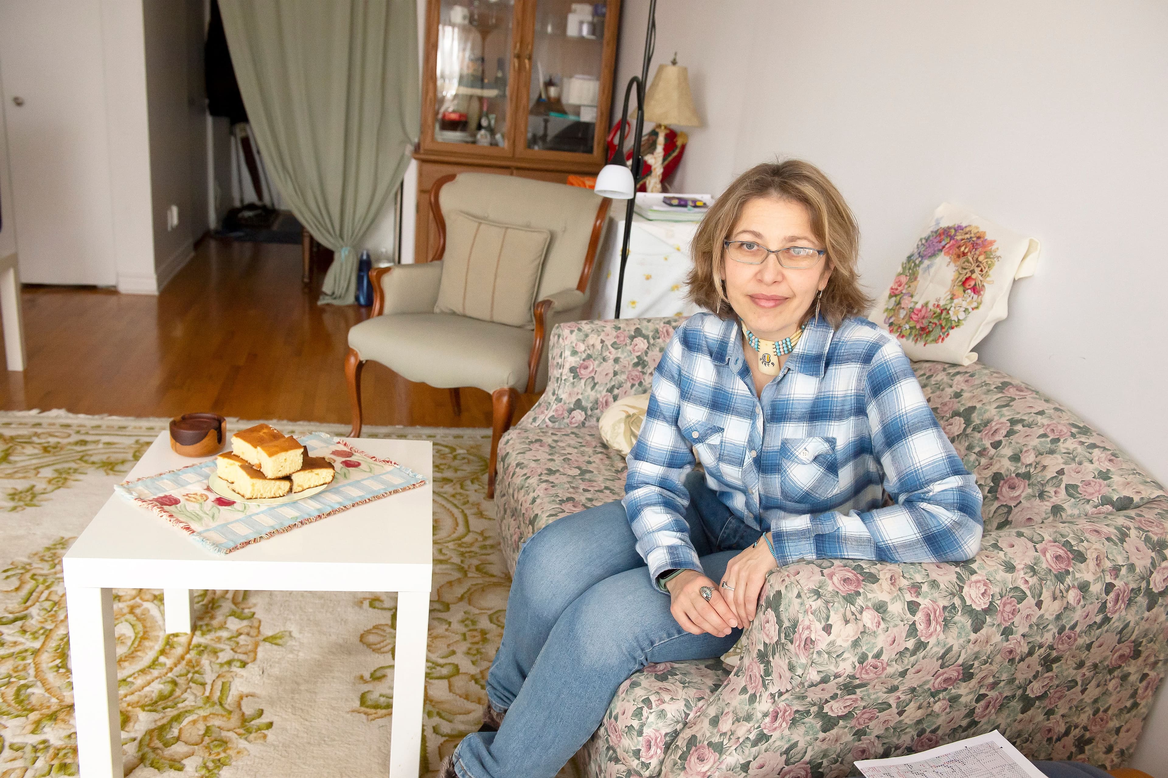 Tetiana Reutska nous a reçus avec des gâteaux traditionnels ukrainiens dans son joli salon de LaSalle, à Montréal.