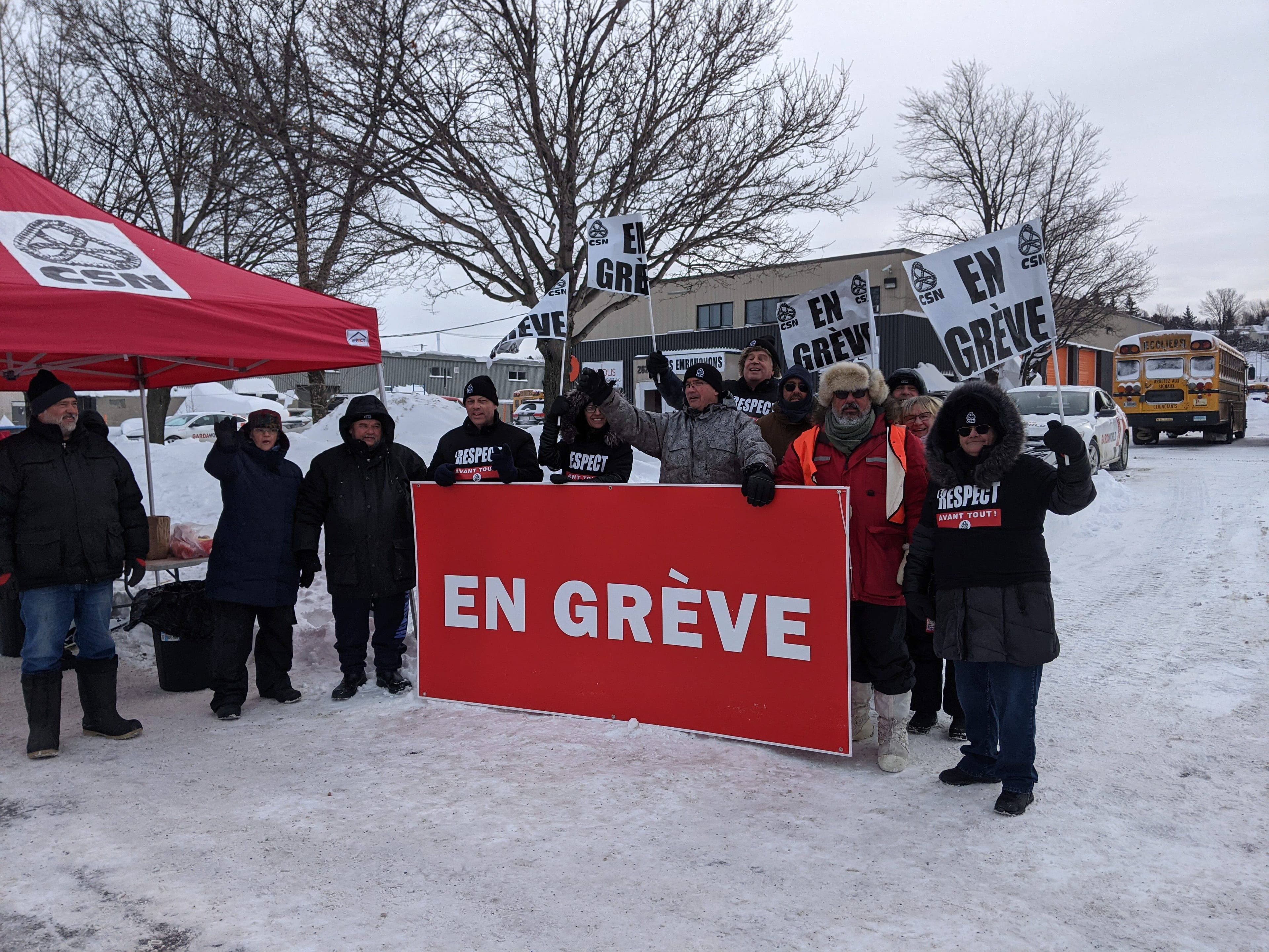 Près de 85 chauffeurs d’autobus scolaire de la région de Québec sont en grève jusqu’à dimanche. Ils manifestaient lundi matin devant les bureaux d’autobus Tremblay & Paradis, sur l’avenue Watt. Les grévistes demandent notamment une hausse de salaire.