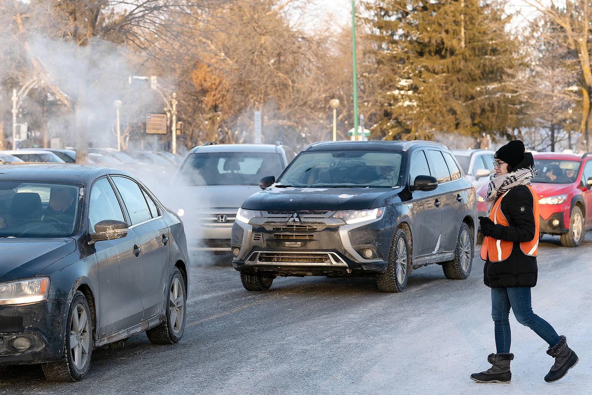 Du personnel enseignant et issu de la direction est déployé depuis lundi devant l’École d’éducation internationale Filteau pour gérer l’arrivée des élèves.