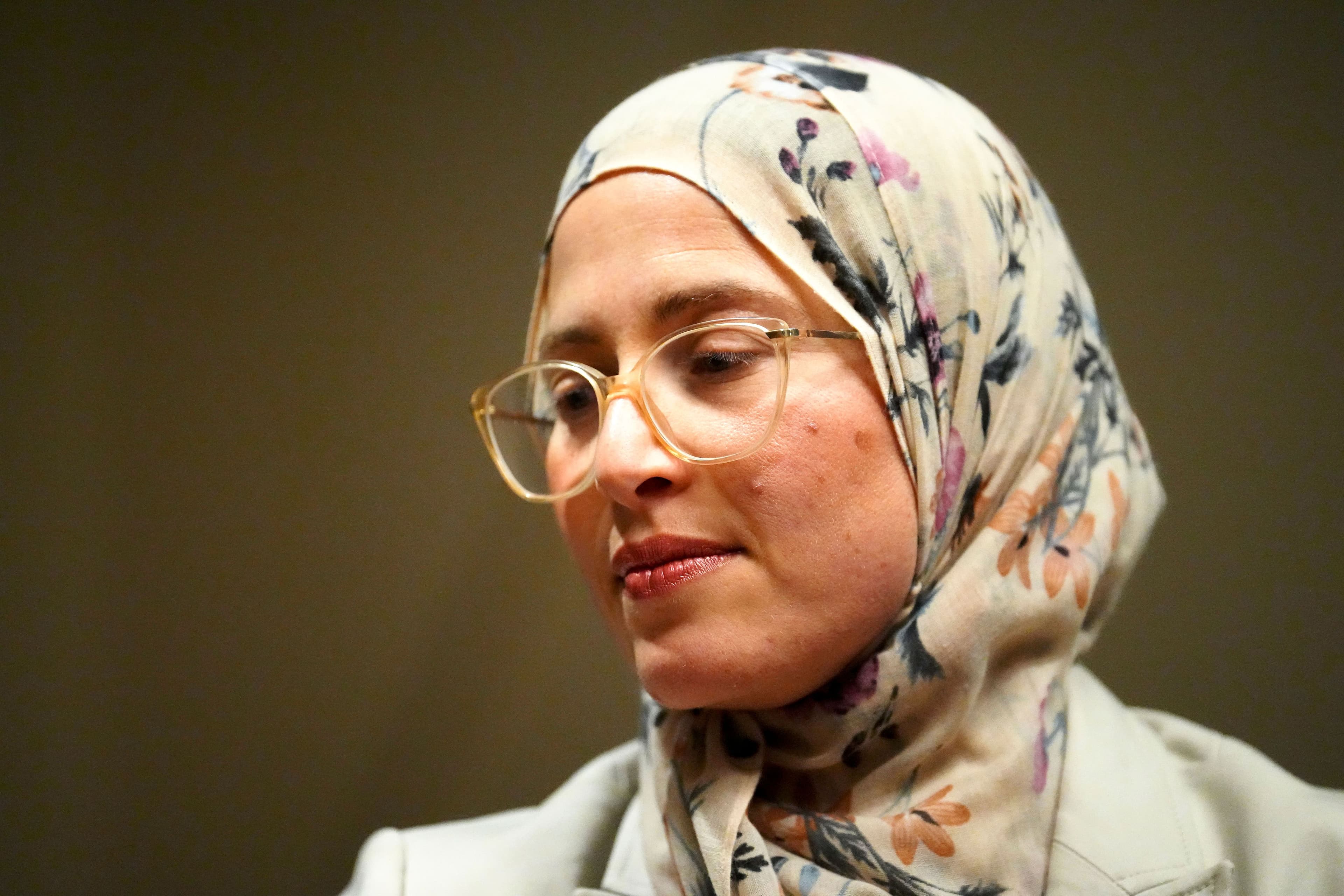 Amira Elghawaby lors d'un point de presse, le 1er février 2023, à Ottawa.