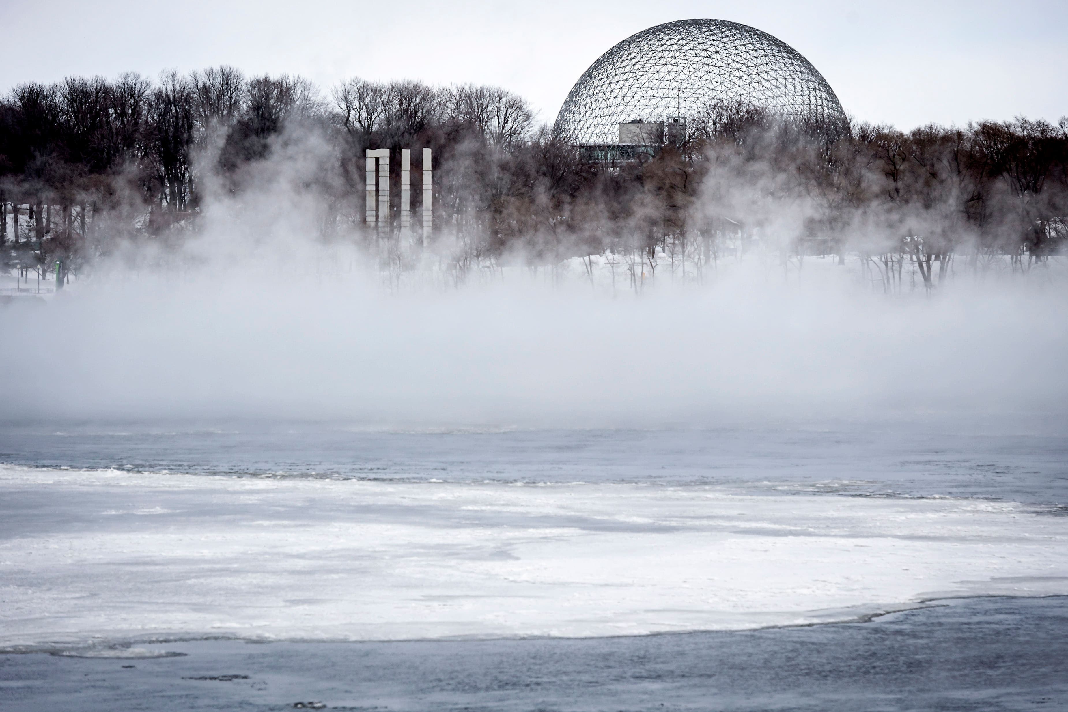 Une brume s’élevait sur le fleuve Saint-Laurent près de la Biosphère sur l’île Sainte-Hélène.