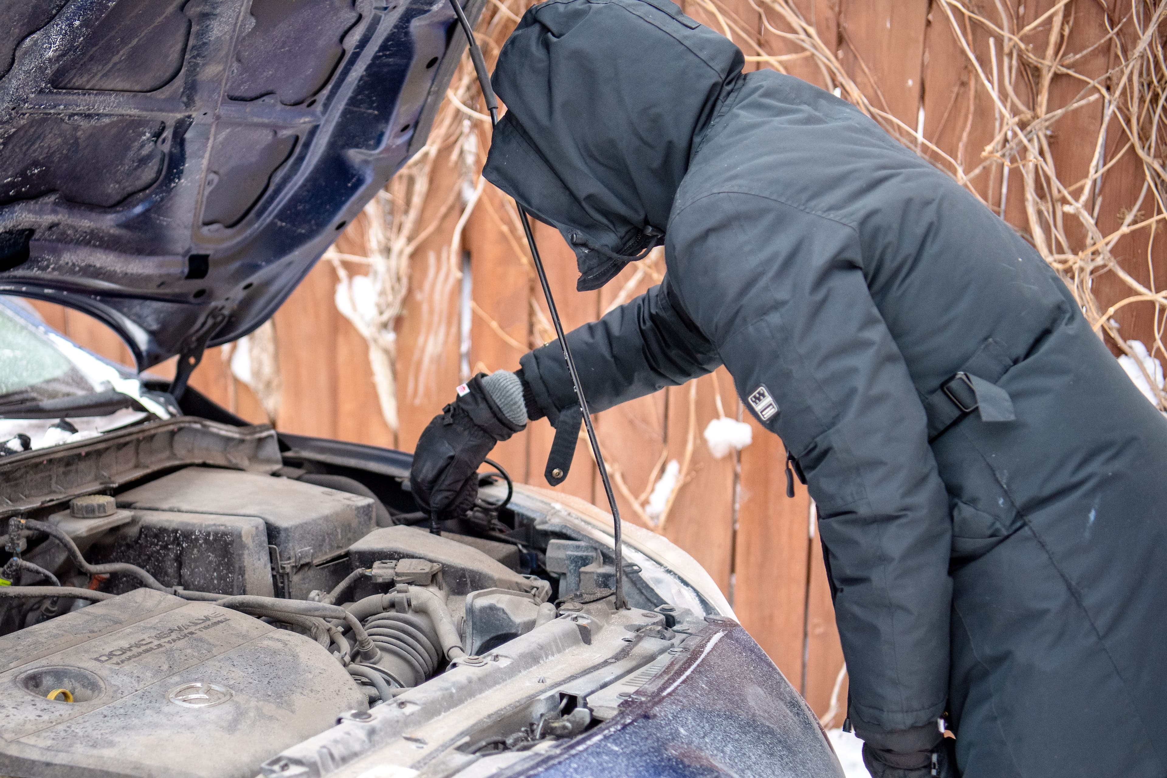 Un automobiliste peinait à faire démarrer sa voiture.