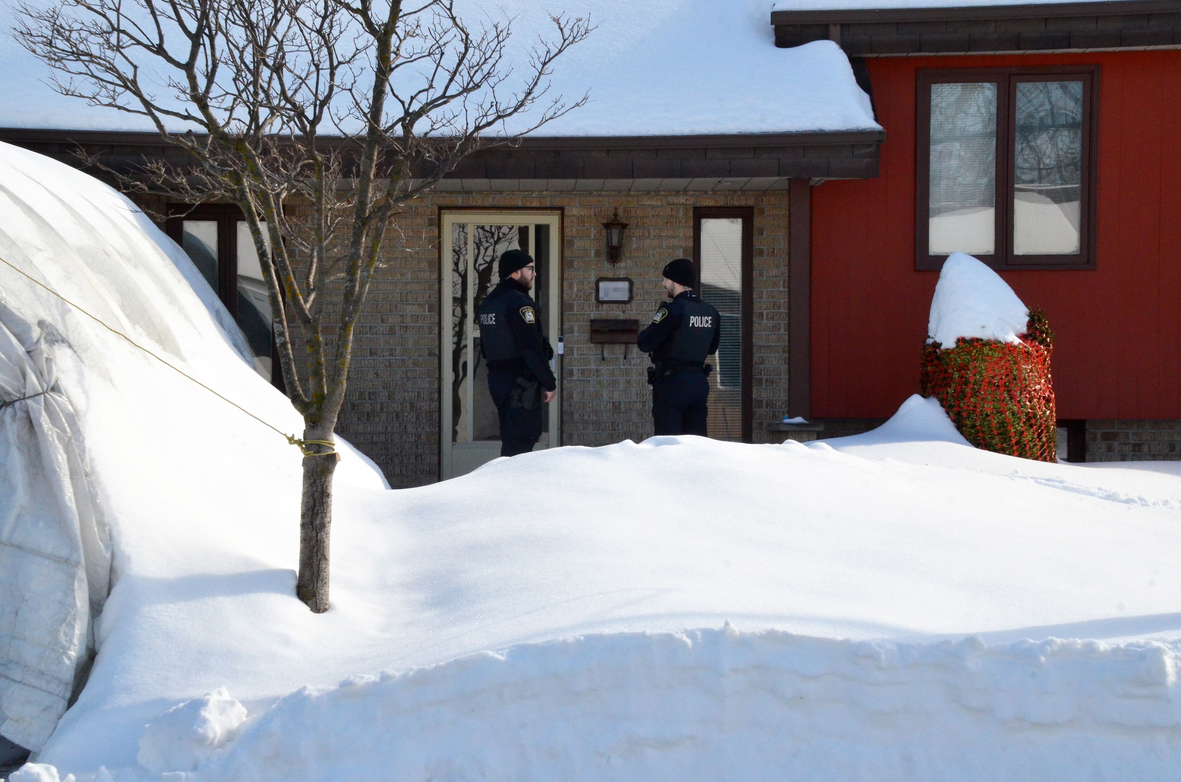 Dans la matinée mercredi, des policiers ont monté la garde devant la résidence de l’accusé sur la rue de la Station à Laval.