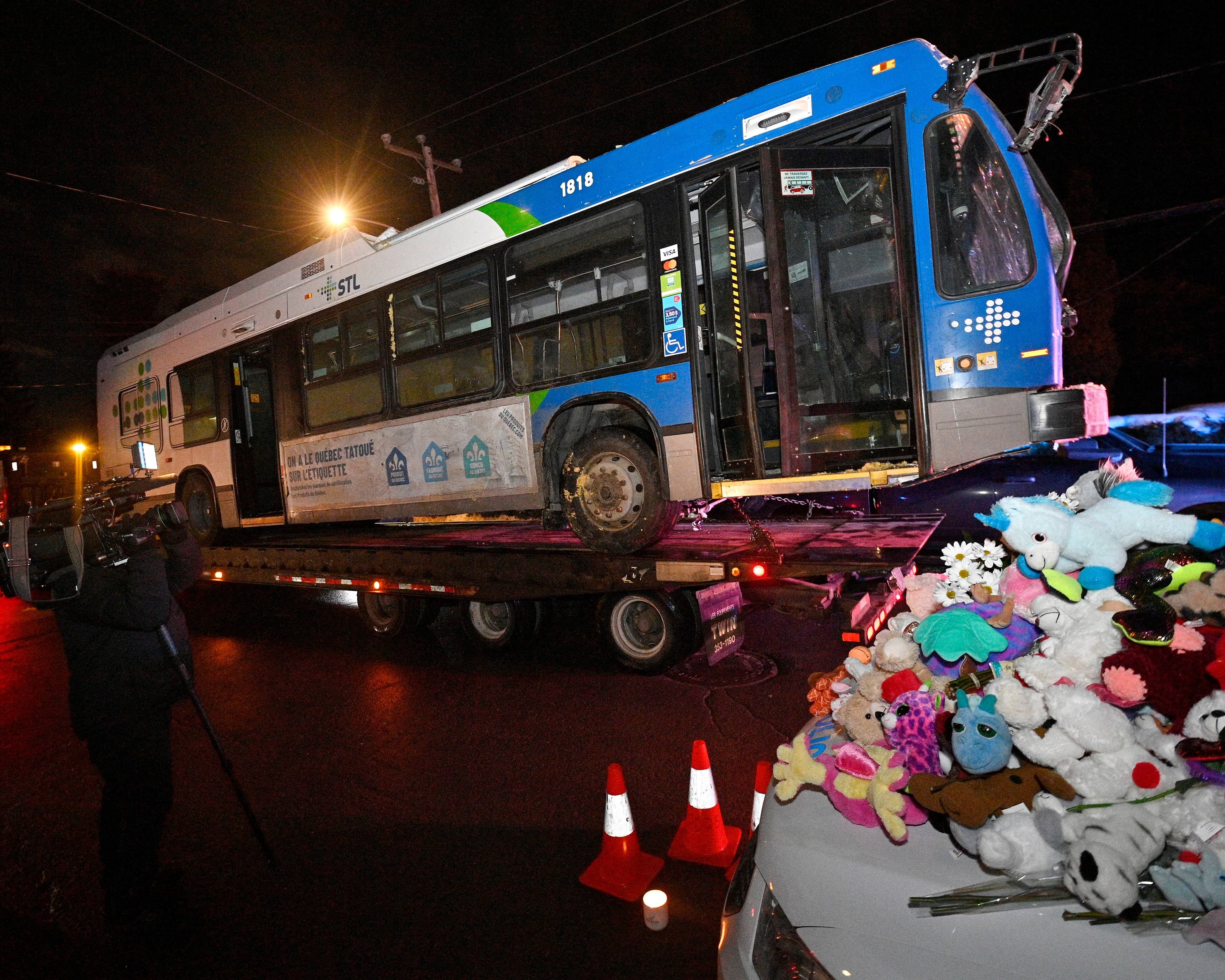 Tard en fin de soirée mercredi, l’autobus a été remorqué passant à côté d’une autopatrouille qui a servi de mémorial.