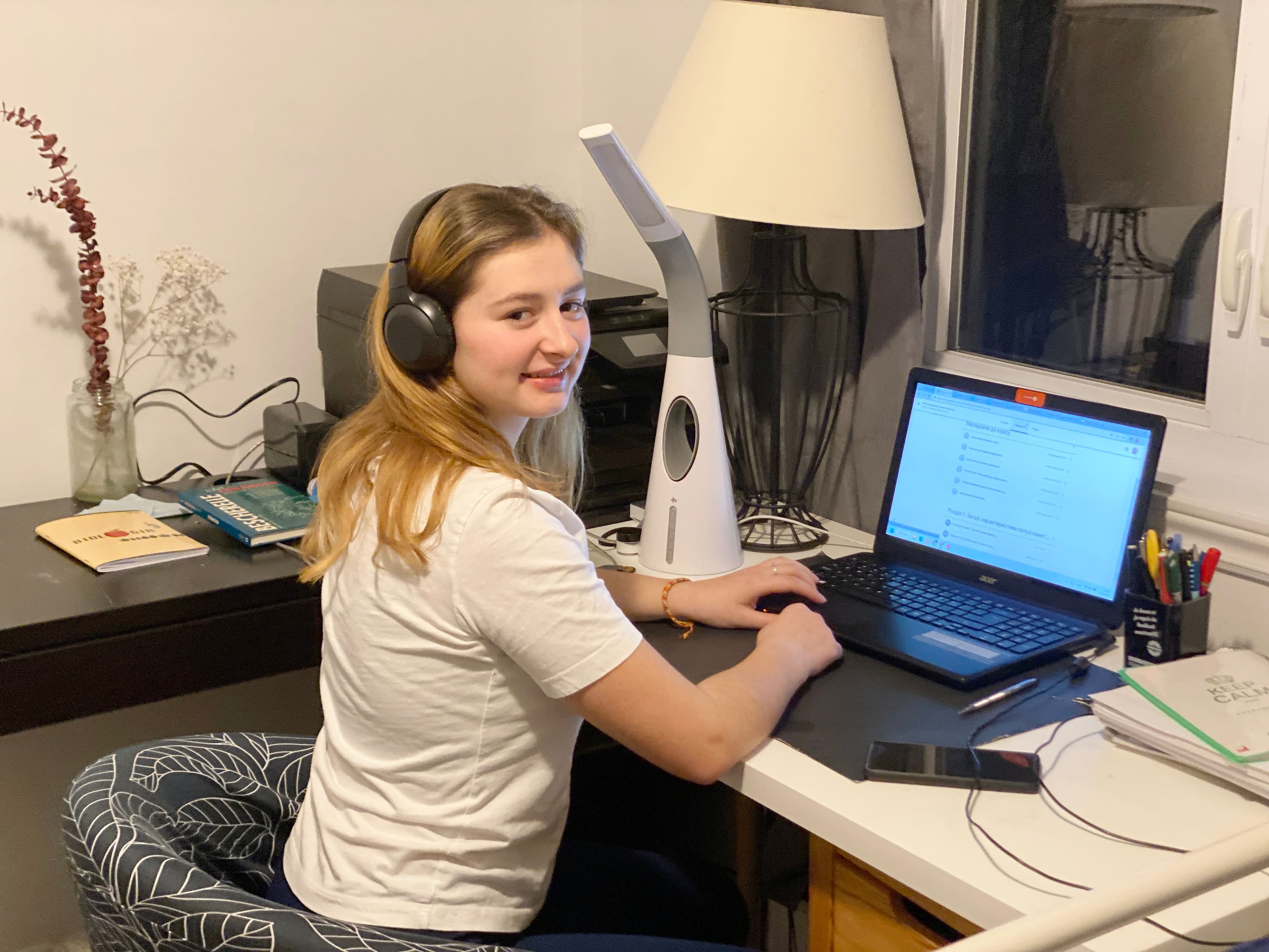 Sofiia Chepurda étudie jour et nuit, au Québec et en Ukraine, pour obtenir son diplôme du secondaire et apprendre le français.