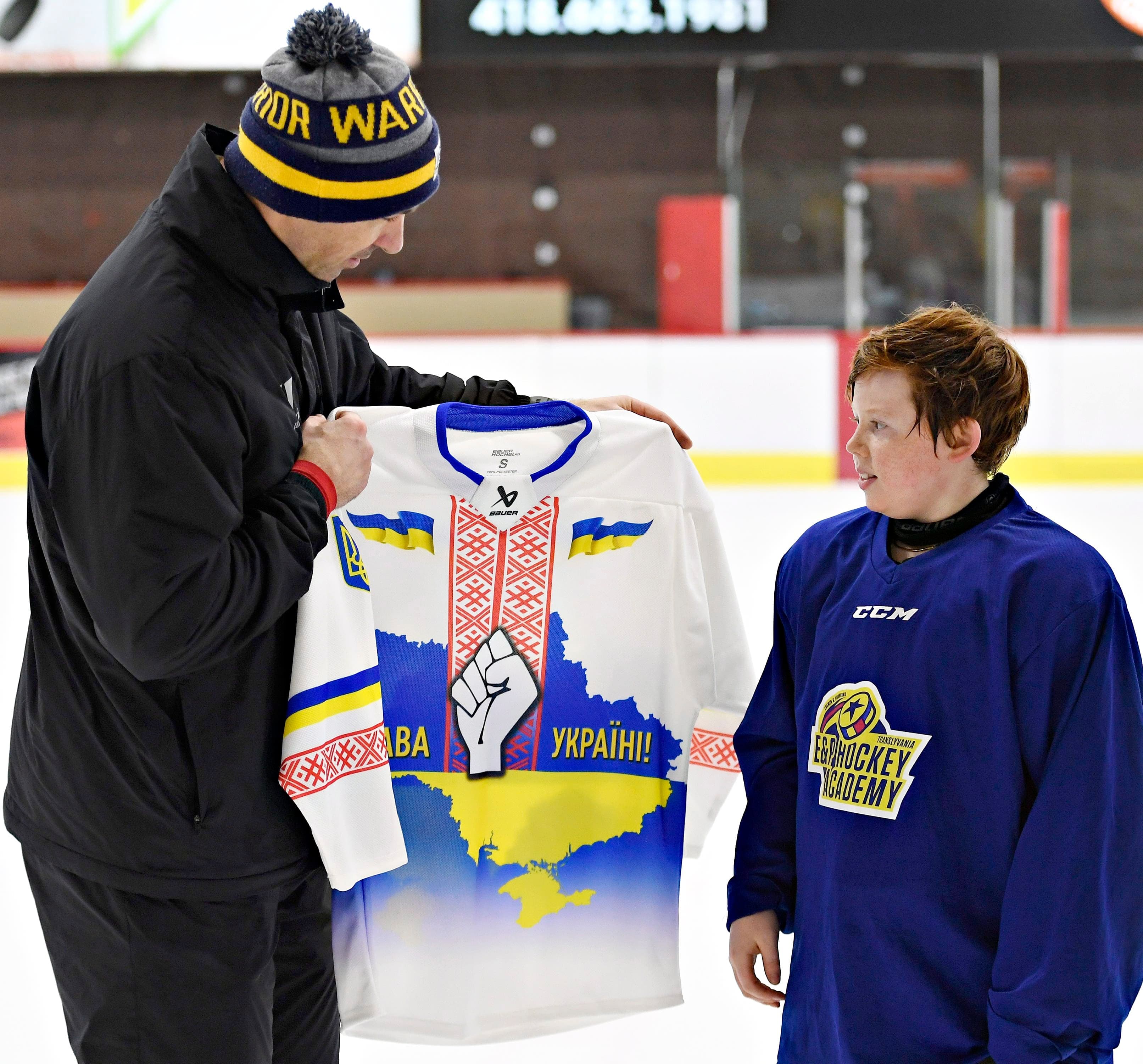 Le jeune défenseur des As de Québec Léon Lepage a eu la chance de s’entraîner avec les Ukrainiens, jeudi. Après l’entraînement, on lui a remis un chandail de l’équipe.
