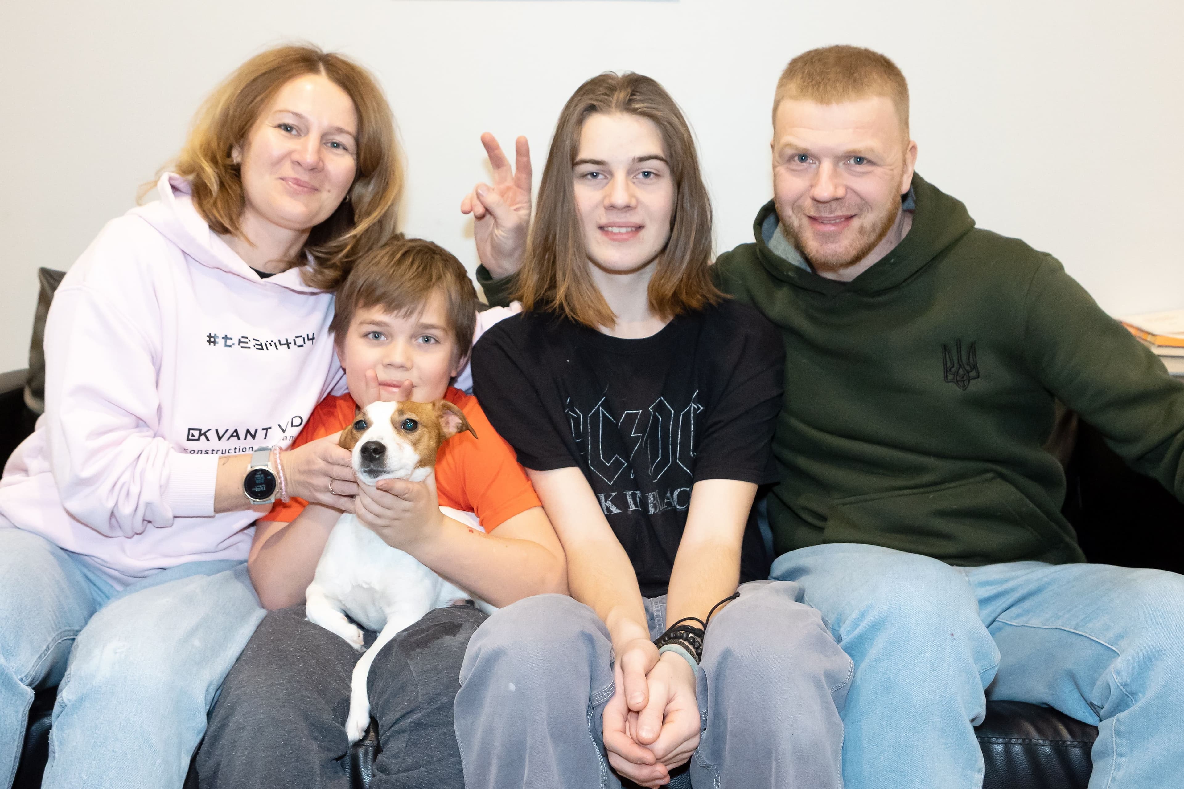 Nataliia Koshkina en compagnie de ses deux garçons, Hlib et Kiril, de son mari, Mykola Koshkin, et de leur chien.