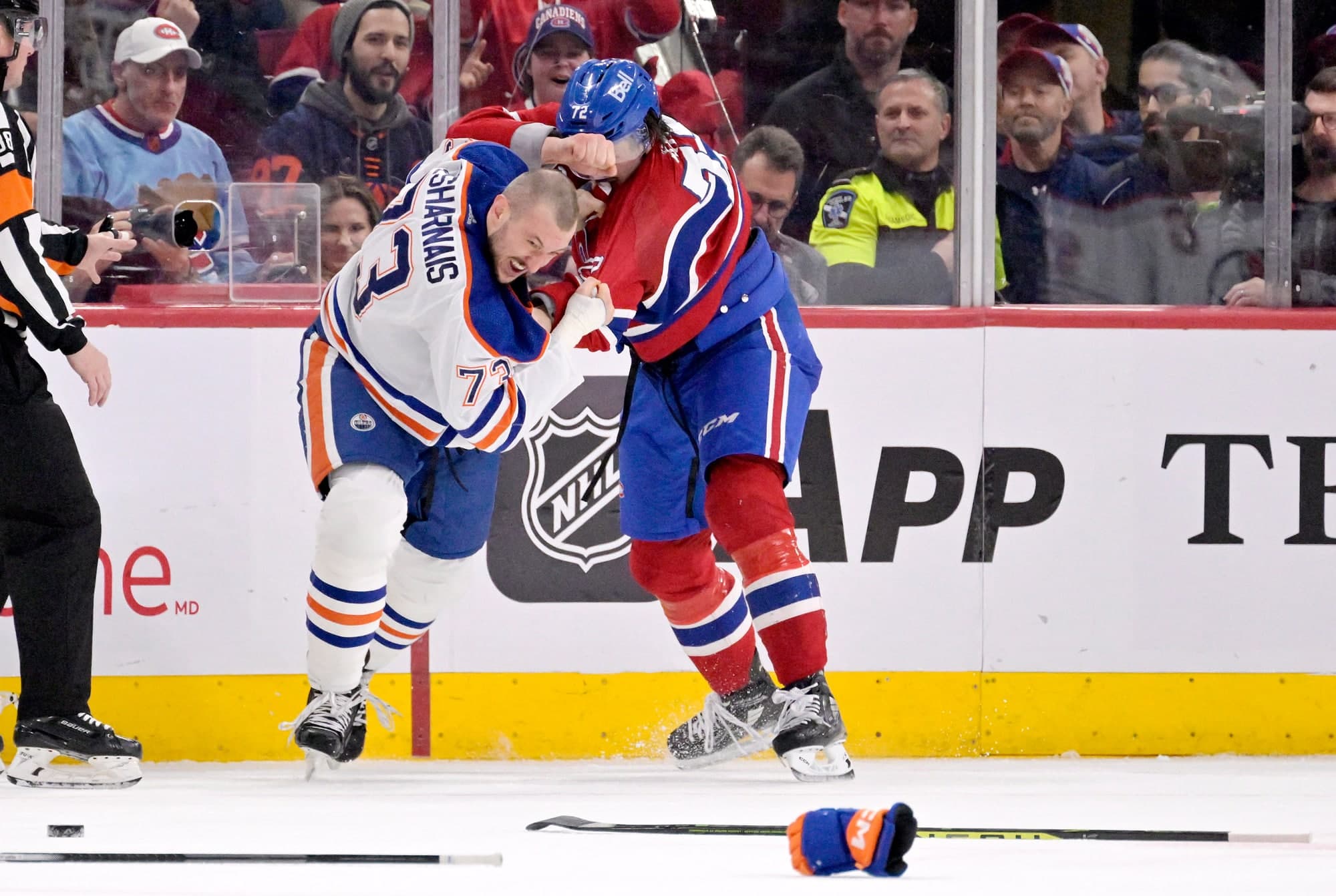 À son premier match au Centre Bell, le Québécois Vincent Desharnais a livré un combat au défenseur du Canadien Arber Xhekaj durant la deuxième période, ce dimanche.