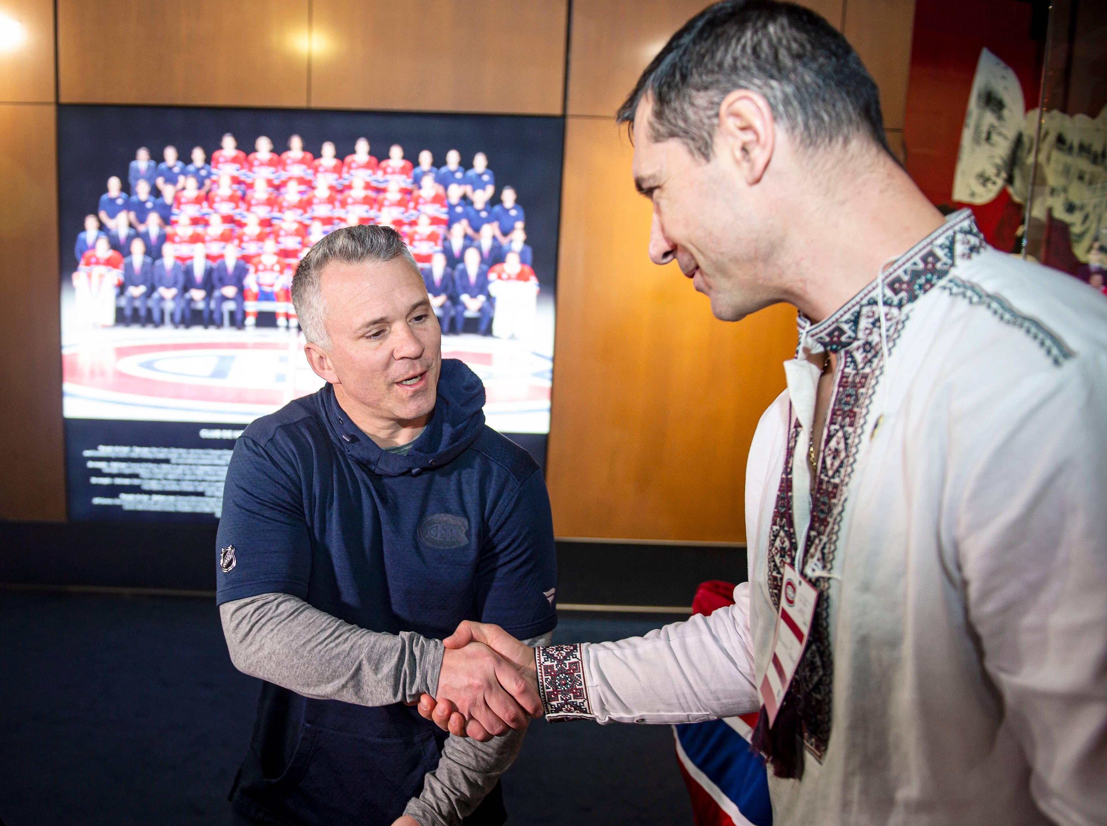 L’entraîneur-chef Martin St-Louis a serré la main et échangé quelques mots avec son homologue ukrainien Yegueniy Pysarenko.