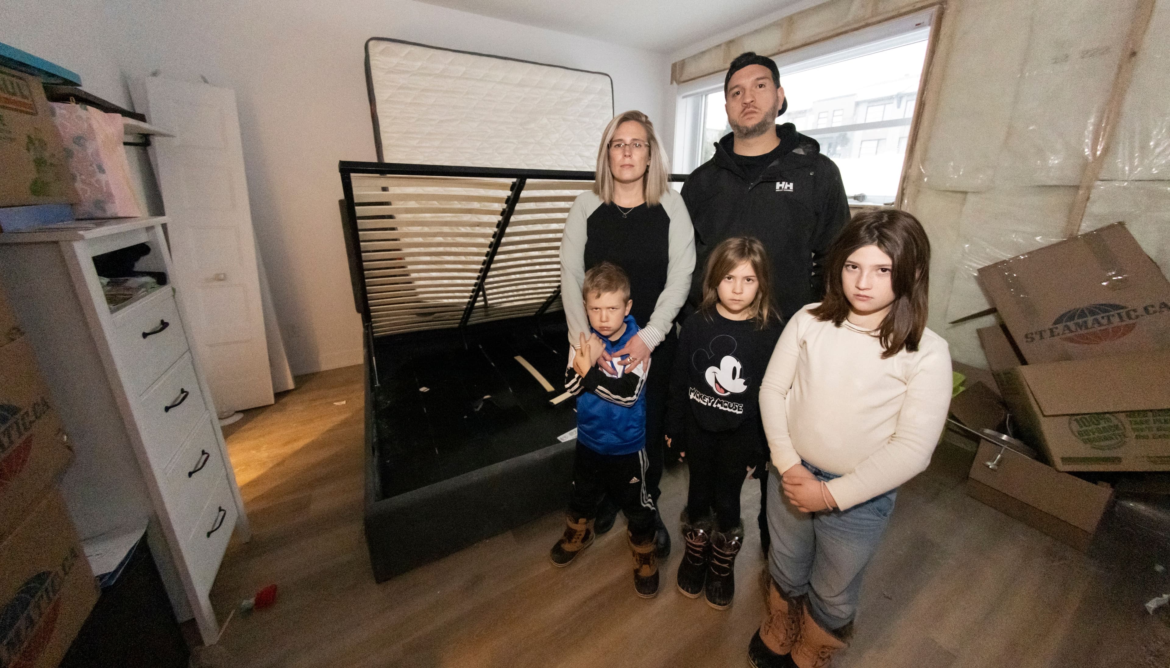 Geneviève Gervais, Raphaël, Annabelle, Pierre-Jean et Amélya ont dû être relocalisés dans un logement à 4200 $ par mois après que leur condo à Mascouche a été complètement inondé le 3 décembre dernier.