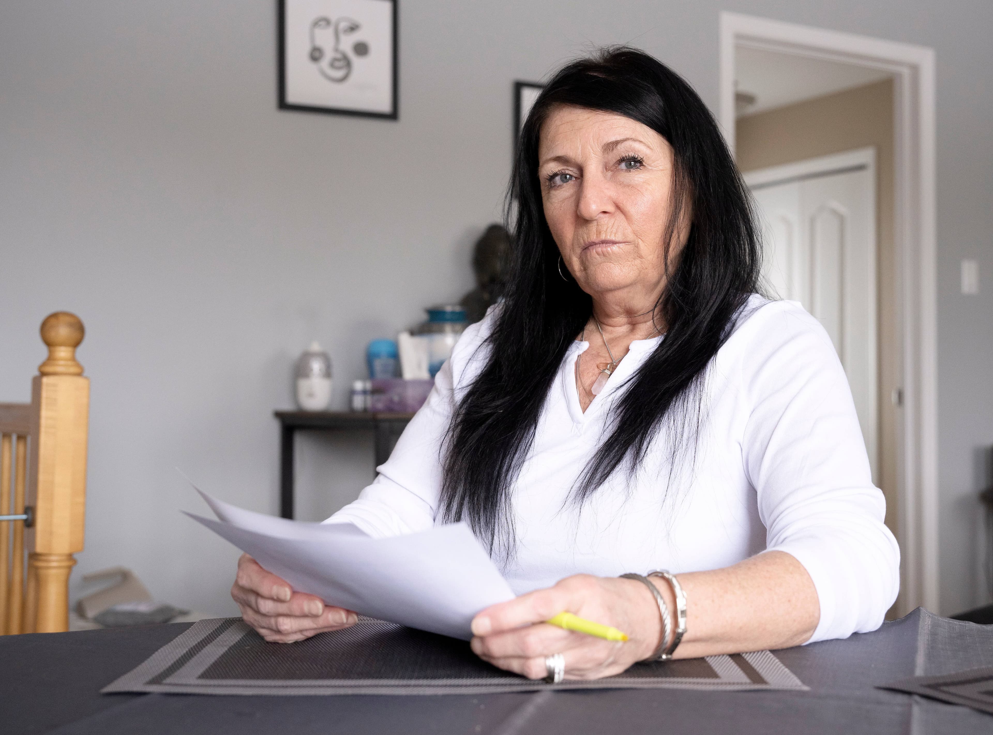 Aline Bonin, victime de fraude bancaire chez BMO s’est fait voler 20 000$ dans son compte bancaire par virements Global à l’étranger. BMO refuse de la rembourser à Mirabel le mardi 21 février 2023. MARTIN CHEVALIER / LE JOURNAL DE MONTRÉAL