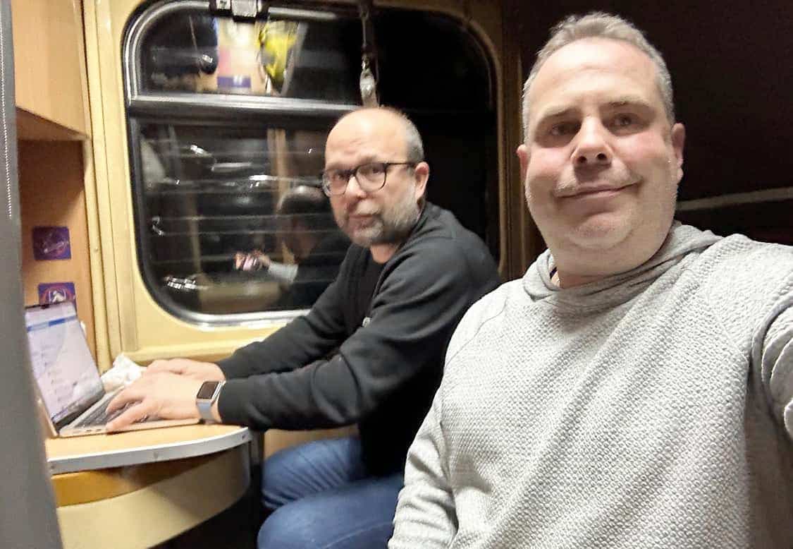 Le journaliste Félix Séguin et le caméraman Frédéric Therrien ont mis 17 heures à partir de la Pologne pour atteindre la capitale à bord du Kyïv Express.