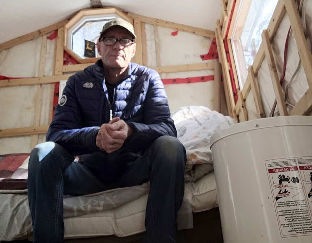 Guy Berardino a passé l’hiver à -40 degrés, vécu une dépression et devra dépenser des milliers de dollars pour réparer les dégâts subis par sa maison. Tout ça parce qu’Hydro-Québec était incapable de brancher sa résidence dans des délais raisonnables.