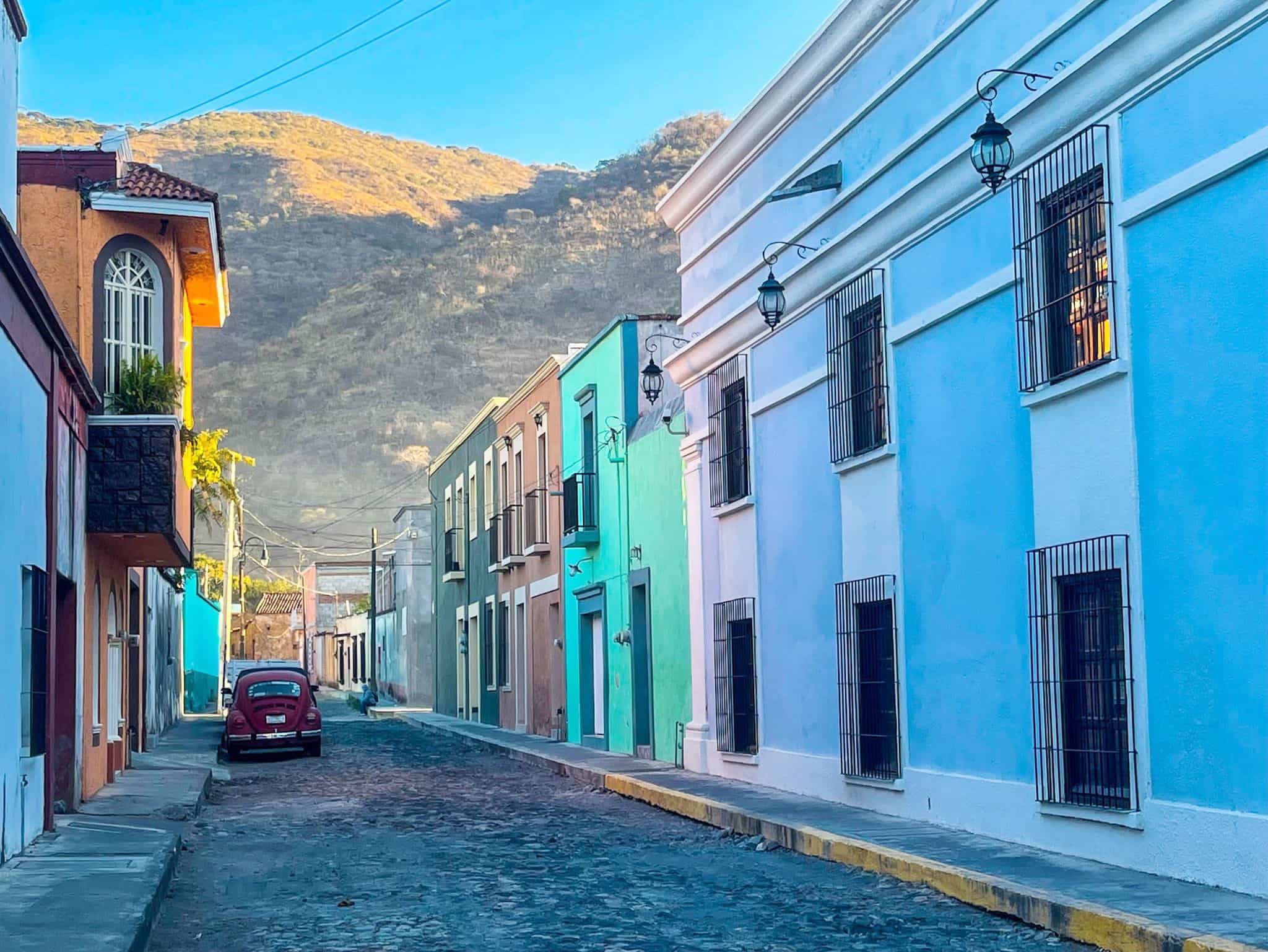 Les belles rues tranquilles et colorées de Jala. La ville se découvre et s’apprécie à pied.