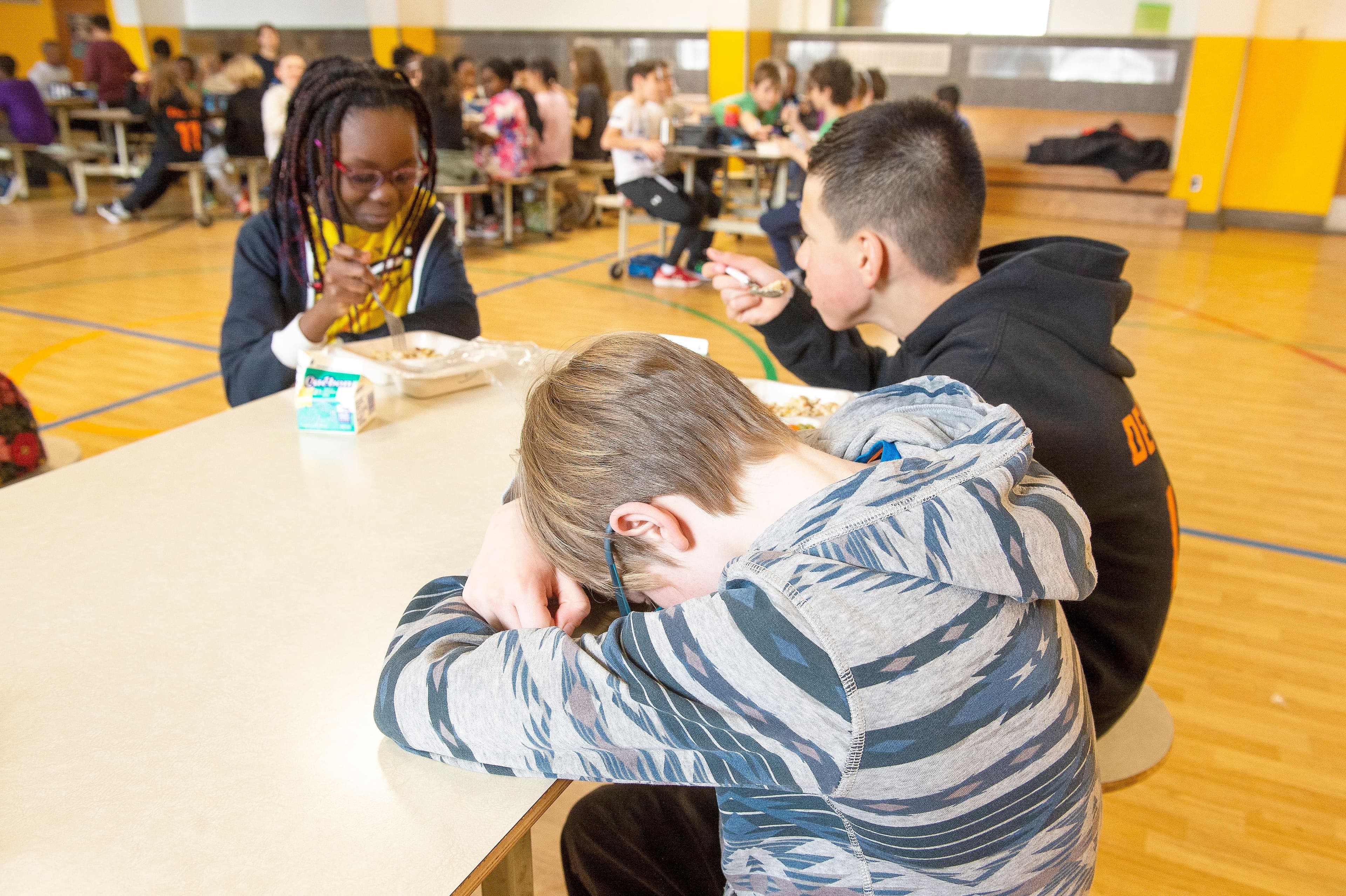 Plusieurs élèves québécois se rendent à l’école avec un lunch dégarni ou pas assez nutritif, et ont du mal à se concentrer pour leur journée en classe. Sur cette photo, ces enfants profitent d'un repas de la Cantine pour tous à l'école Édouard-Laurin, à Montréal.
