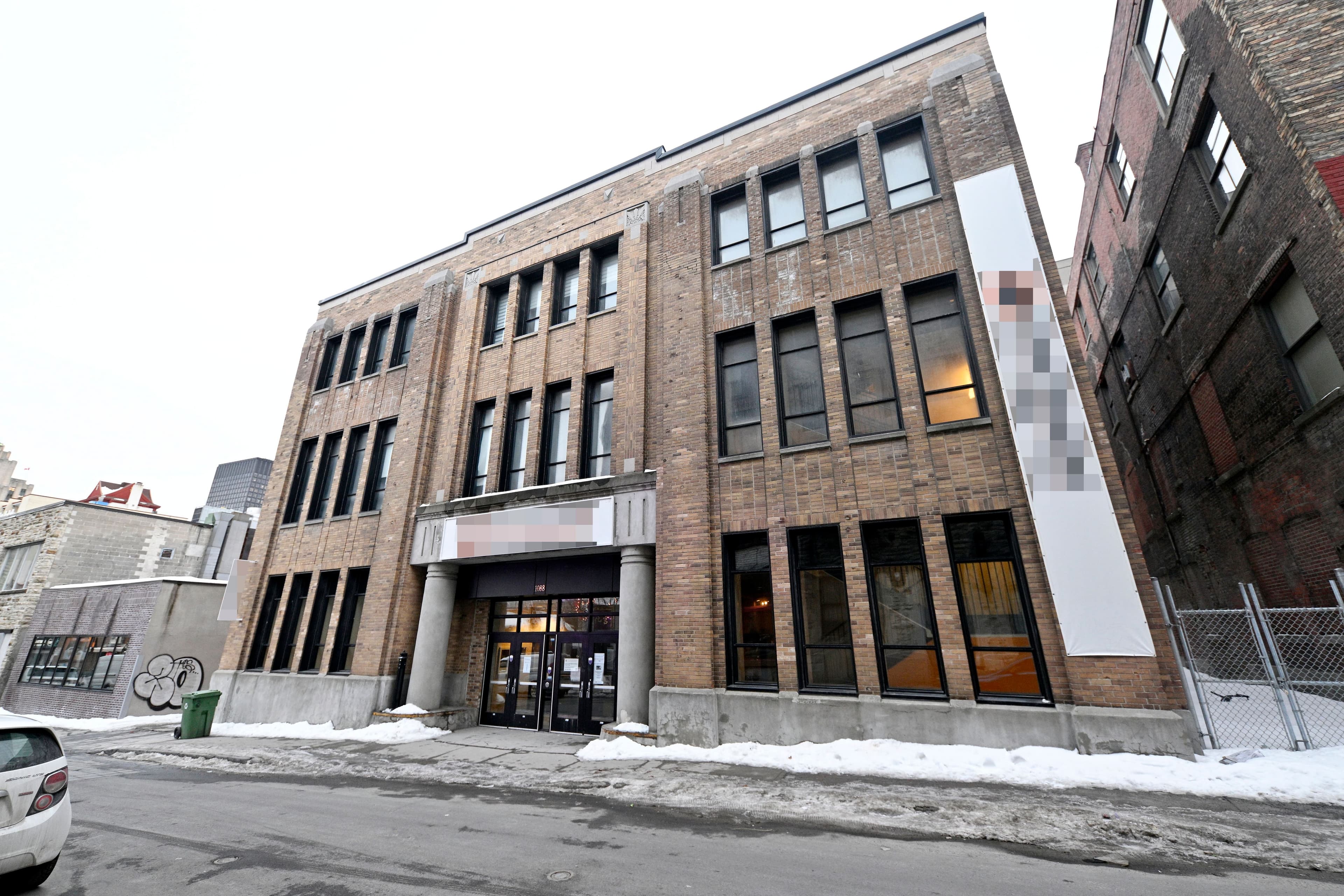 Le Service à la Famille Chinoise du Grand Montréal, un des établissements faisant l’objet d’une enquête par la Gendarmerie royale du Canada situés au troisième étage de cet immeuble à Montréal.