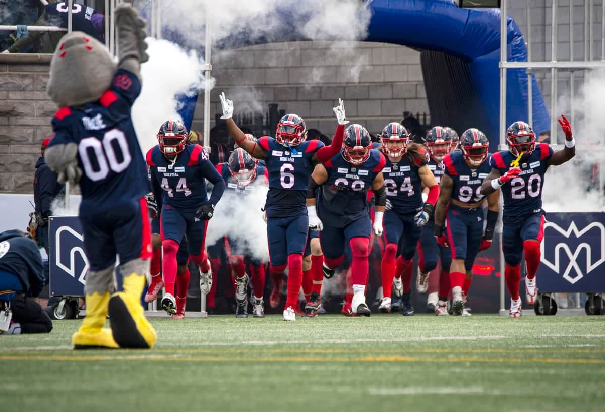 Les Alouettes font leur entrée sur le terrain lors du match du 6 avril 2022 contre les Tiger-Cats de Hamilton.