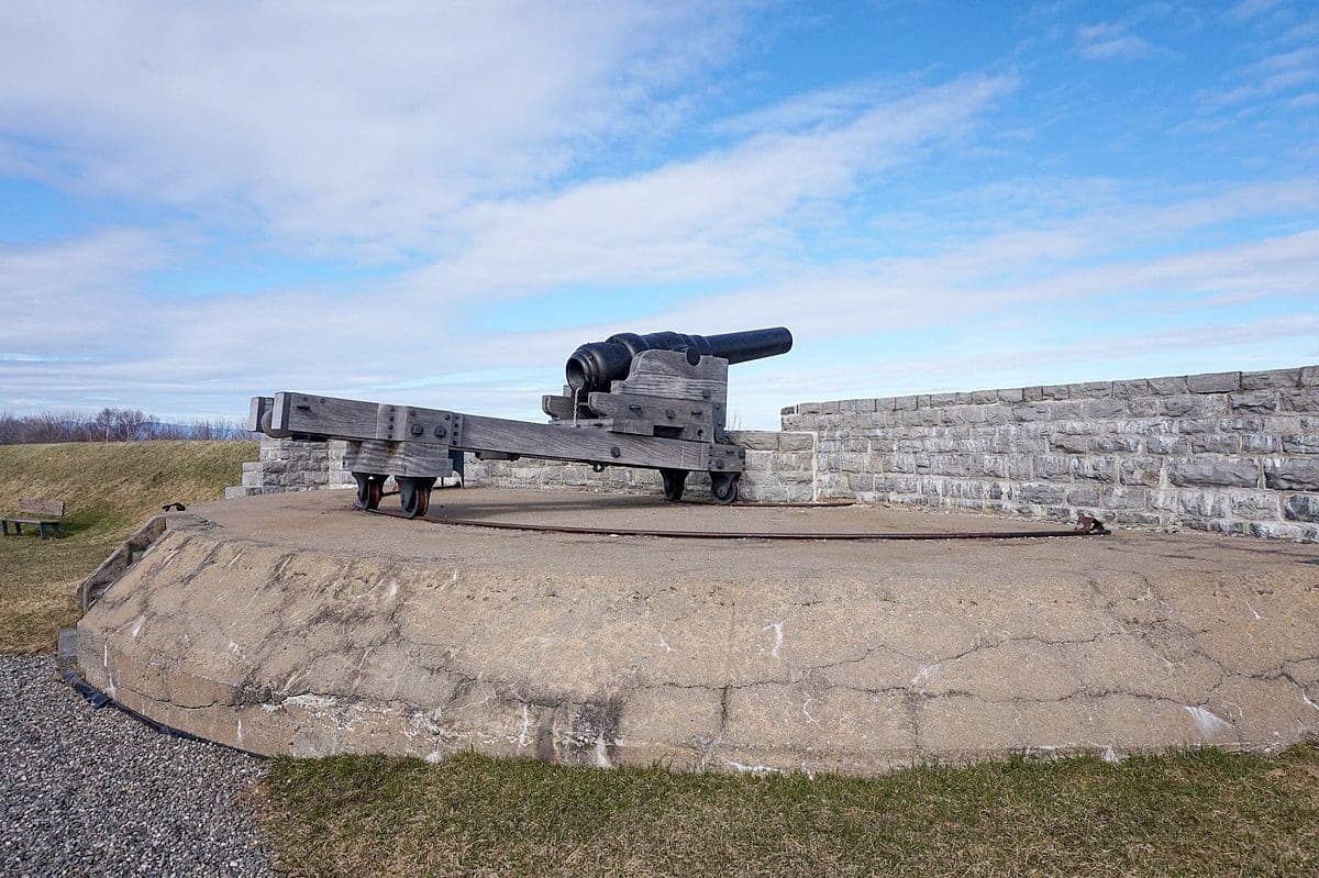 On appelle «Canon Armstrong» les puissants canons rayés à chargement par la culasse d’après le nom de leur concepteur, William Armstrong. Ce Canon Armstrong, sis au Fort no 1 de Lévis, pointe en direction des États-Unis.
