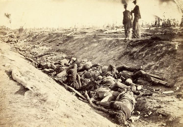 Les soldats canadiens-français étaient du nombre lors de la célèbre bataille de Gettysburg. Du 1er au 3 juillet 1863, ils ont combattu sur le même sol que les confédérés et les unionistes. Cette bataille, la plus lourde de la guerre quant aux pertes humaines, est souvent considérée comme le principal tournant du conflit.
