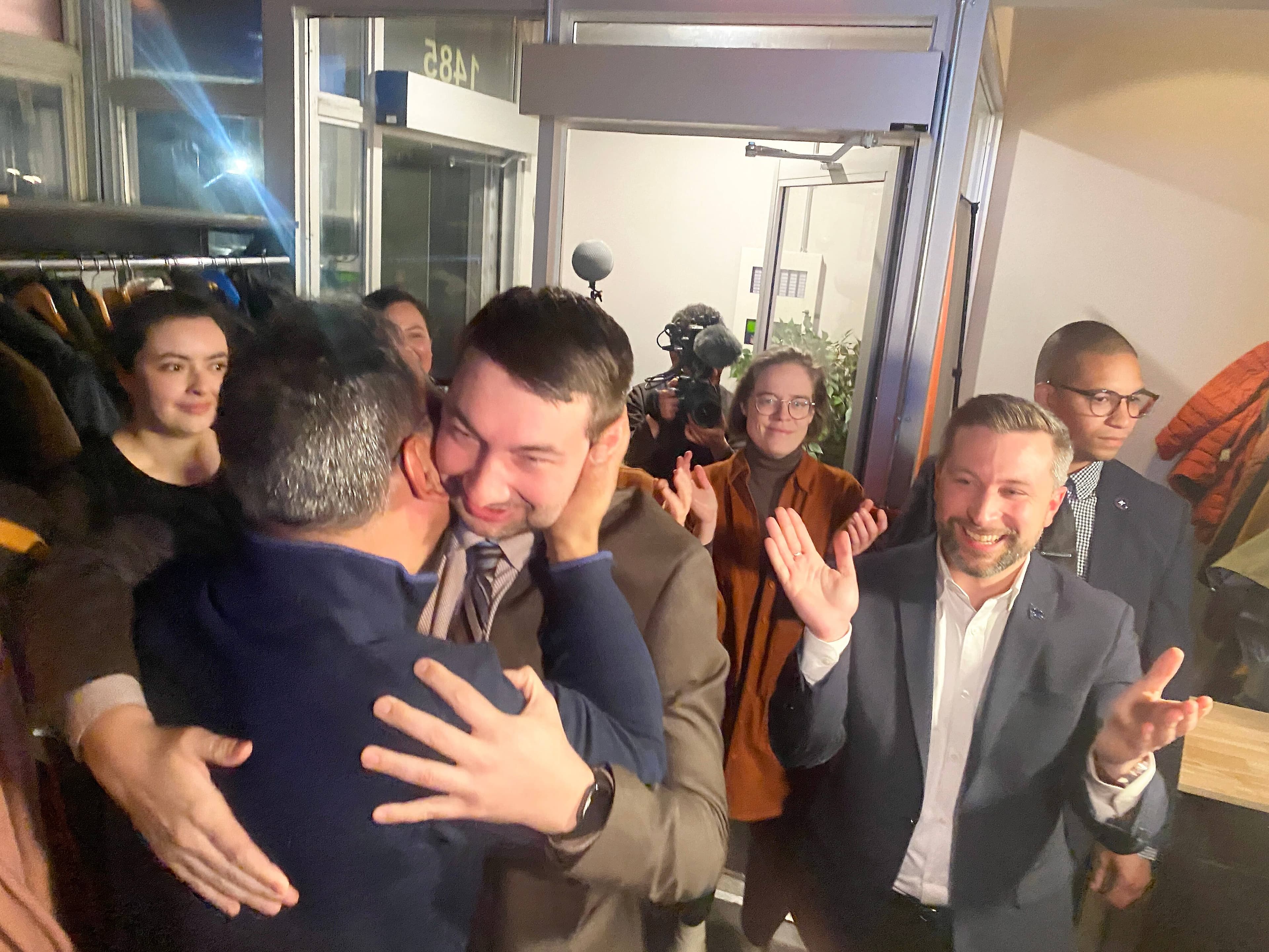 Le candidat solidaire Guillaume Cliche-Rivard, ici avec le co-porte-parole Gabriel Nadeau-Dubois, a obtenu une nette victoire lundi soir.
