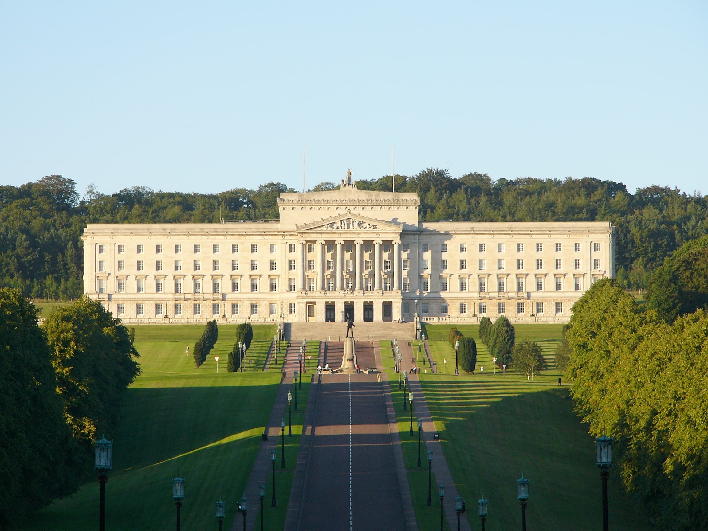 Par métonymie, l’Assemblée d’Irlande du Nord est aussi nommée Stormont, du nom de Stormont Estate, une propriété à l’est de Belfast qui abrite des bâtiments gouvernementaux. L’Assemblée siège dans le château de Stormont.