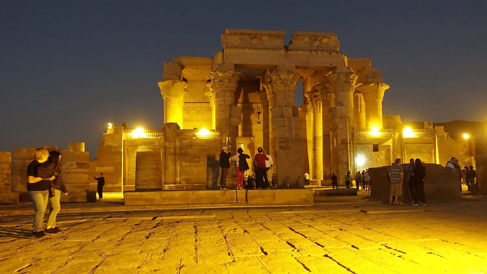 Le temple de Kom Ombo surplombe le Nil. Il s’auréole de magie sous les lumières de la nuit.