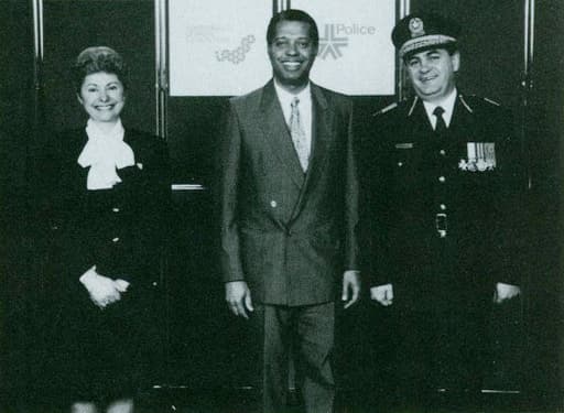 Homme d’action et de conviction dévoué à son métier, Édouard Anglade a reçu plusieurs prix qui soulignent l’ensemble de sa carrière. L’année qui a suivi la prise de cette photo, il s’est rendu en mission d’évaluation en Haïti auprès du gouvernement Robert Malval.
