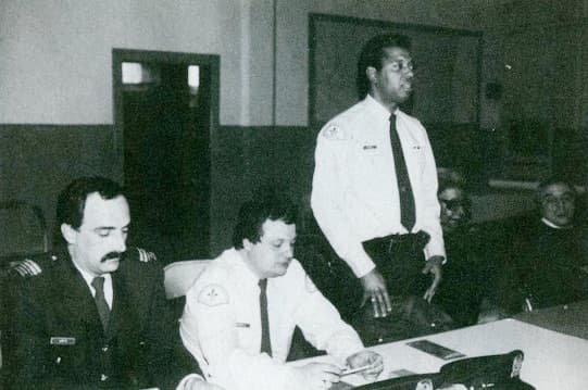 Édouard Anglade a été un modèle pour les jeunes des communautés marginalisées. Dès 1981, il rencontre périodiquement les membres de comités de direction de certaines organisations et il participe à de nombreux ateliers, colloques et conférences. Selon cet homme qui s’est illustré tout au long de sa carrière, la police doit tisser des liens de confiance avec la population.