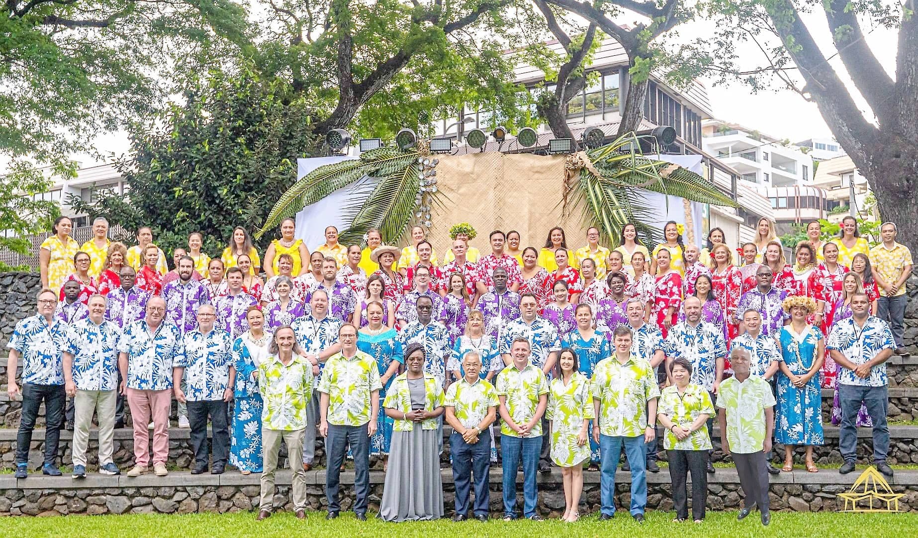 La chemise du Pacifique était de mise durant certaines rencontres et pour cette photo de groupe.