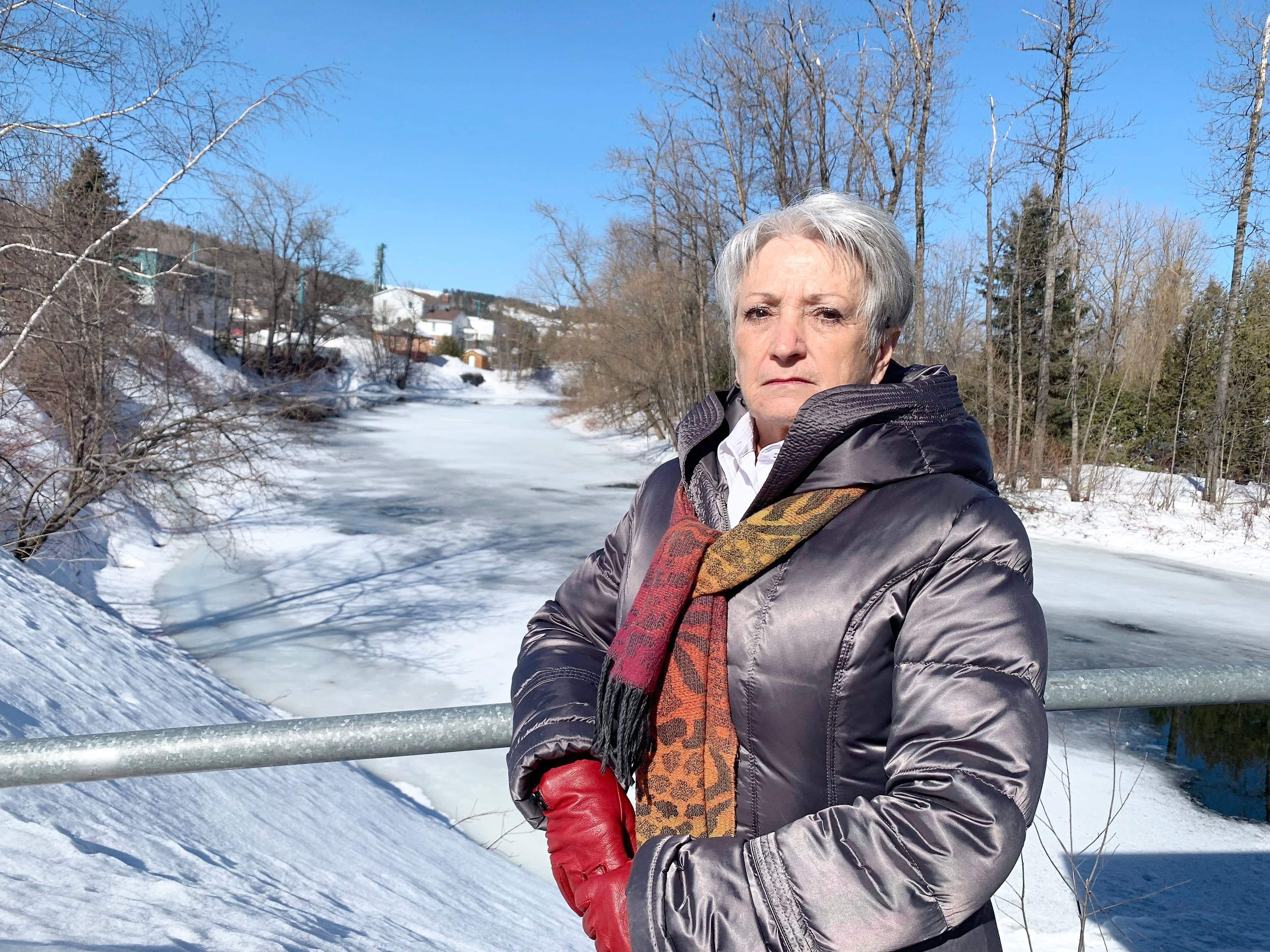 La mairesse d’Amqui, Sylvie Blanchette, près des lieux où se sont déroulés les événements tragiques du 13 mars.