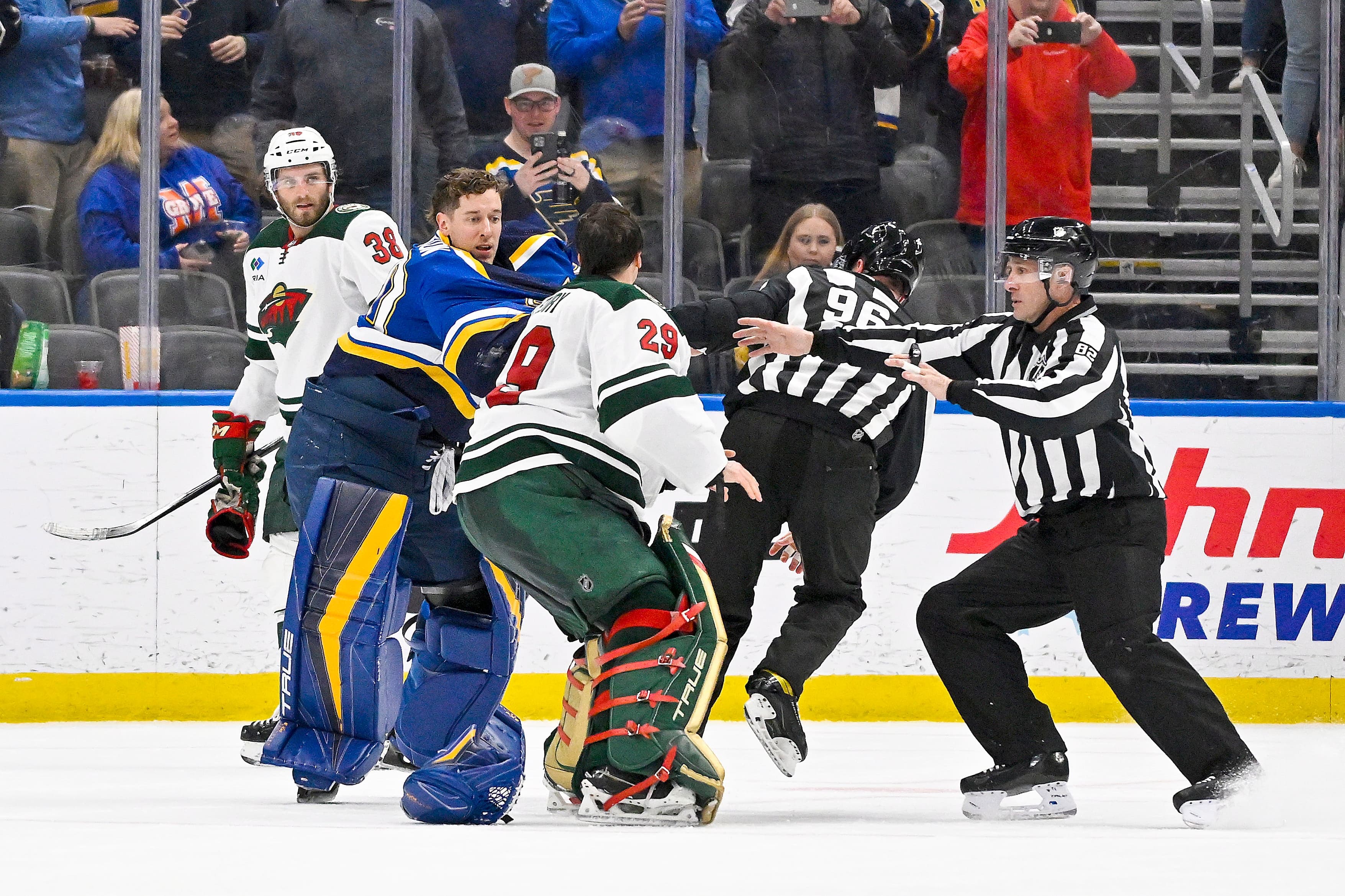 Marc-André Fleury a traversé la patinoire pour inviter son vis-à-vis Jordan Binnington à se battre. Le juge de ligne Ryan Galloway s’est toutefois rapidement interposé pour éviter que les deux gardiens en viennent aux coups.
