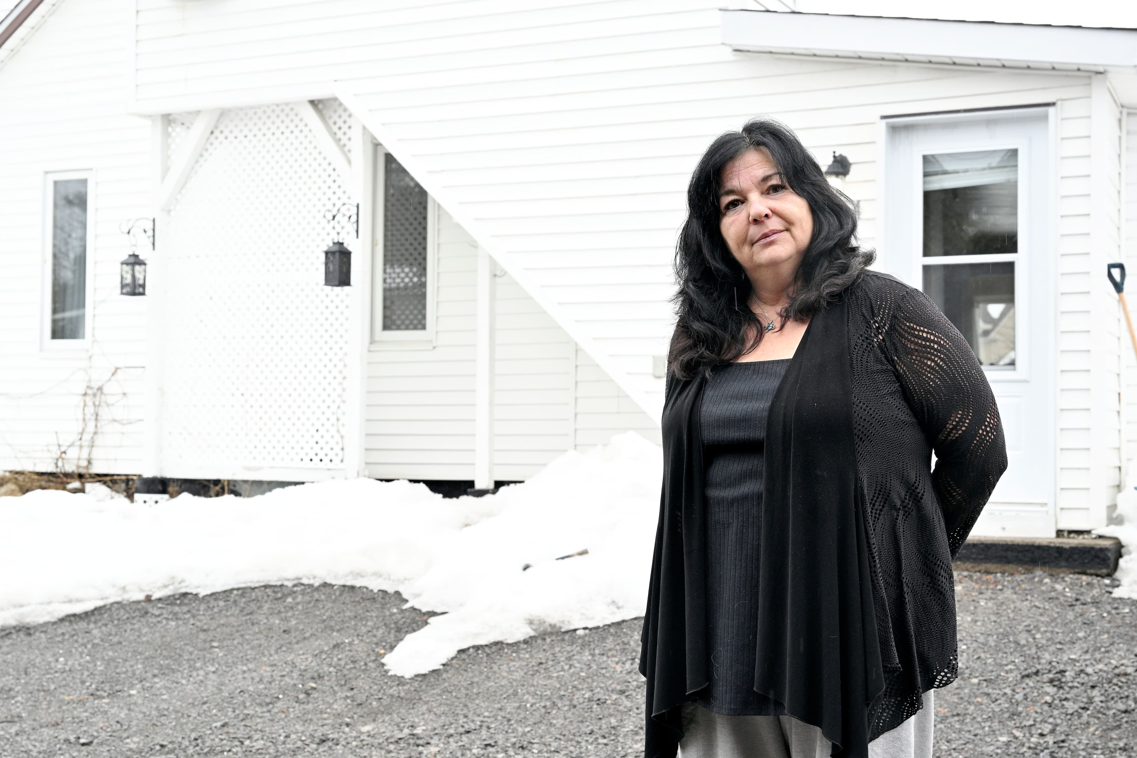 Line Bérubé a écopé d’une amende de plus de 11 000 dollars pour avoir omis d’inscrire auprès de la Corporation de l’industrie touristique du Québec sa résidence principale située sur la couronne nord de Montréal, qu’elle loue lorsqu’elle s’absente pour son travail.