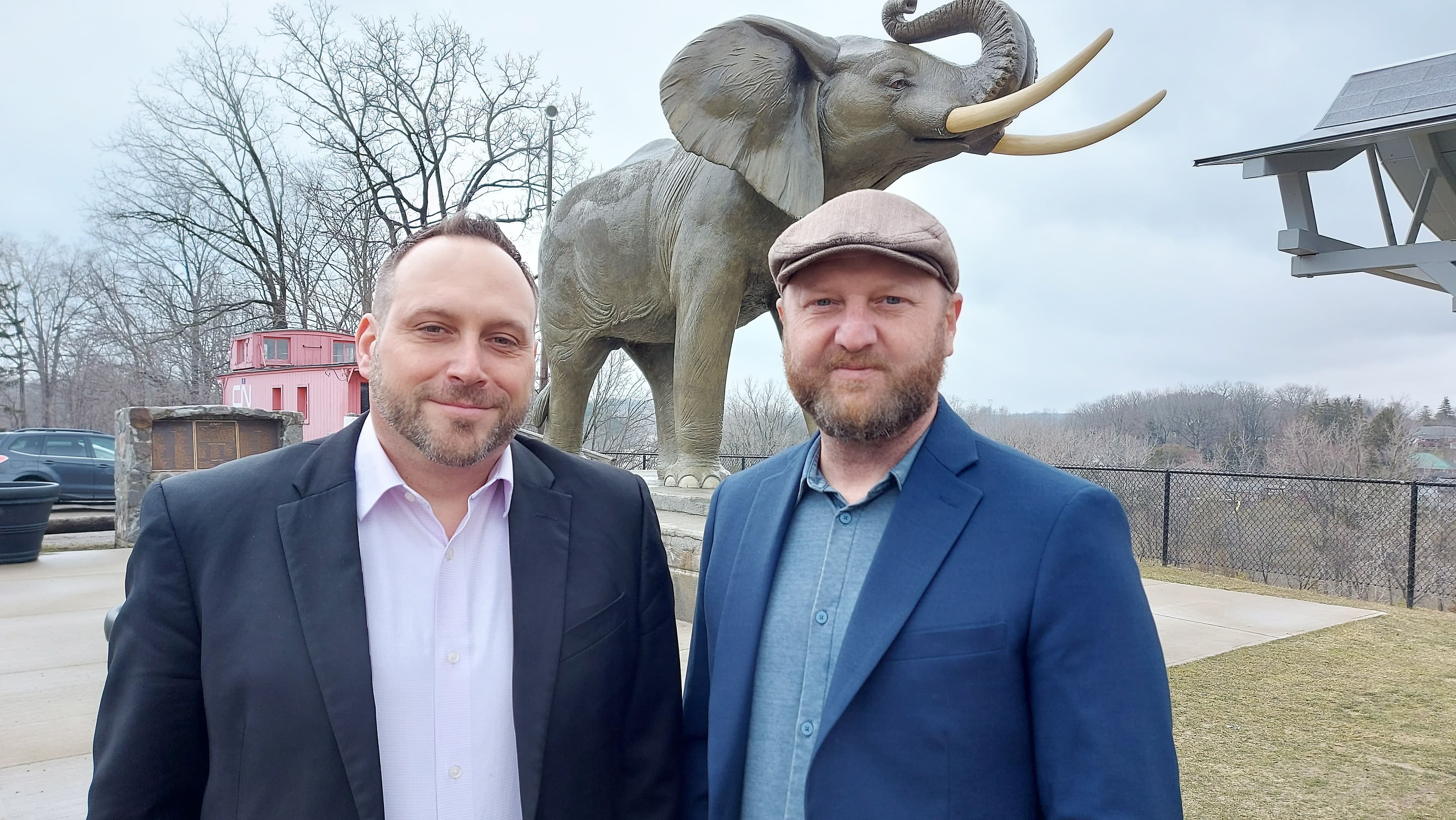 Sean Dyke, PDG de la St. Thomas Economic Development Corporation, et Paul Jenkins, PDG de la St. Thomas & District Chamber of Commerce, devant l’éléphant Jumbo, l’emblème de la ville qui a acquis, au début du siècle dernier, le statut de « capitale canadienne des chemins de fer ».
