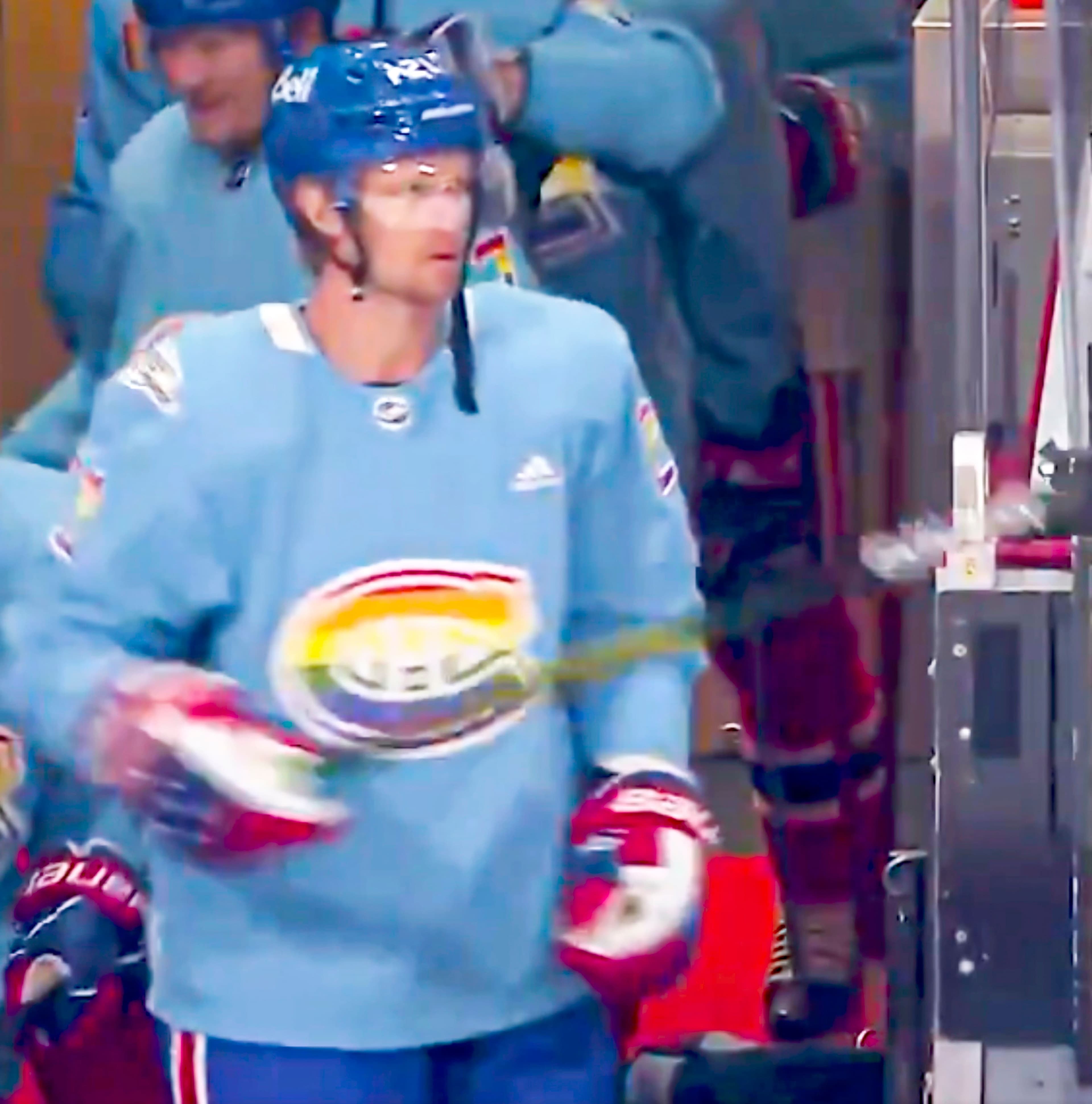 La preuve irréfutable qu'Eric Staal a déjà porté un chandail de la fierté lors de son passage à Montréal. C'était lors de l'échauffement avant un match contre les Sénateurs d'Ottawa, le 1er mai 2021.