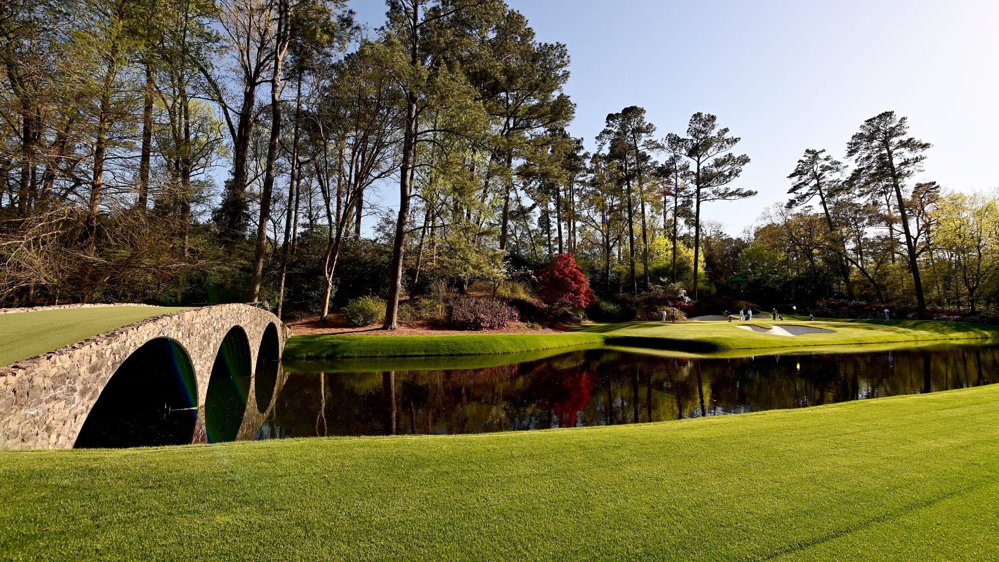 Le club de golf Augusta National, en Géorgie, est considéré comme l’un des plus beaux parcours au monde. La normale 3 du 12e trou, surnommée Golden Bell, est iconique. Le Ben Hogan Bridge enjambe la Rae’s Creek, endroit où plusieurs golfeurs ont noyé leur espoir de remporter le veston vert.