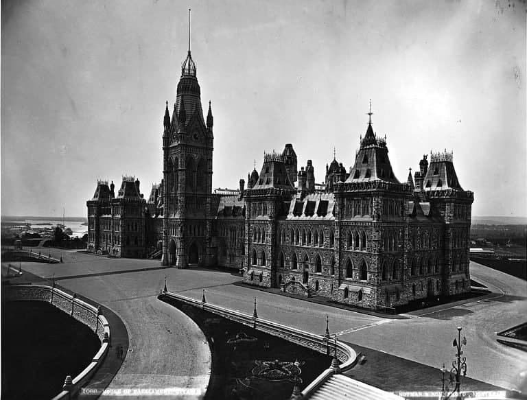 Le 1er juillet 1867 marque la naissance du Dominion du Canada. Encore en construction, les édifices du parlement fédéral deviennent le siège du gouvernement, qui ne compte en 1867 que quatre provinces : l’Ontario, le Québec, le Nouveau-Brunswick et la Nouvelle-Écosse. Dans la soirée du 3 février 1916, au cours d’une séance de la Chambre des communes, un incendie se déclare et le parlement est détruit. Le 1er juillet 1927, plus de 10 ans après le terrible incendie, le gouverneur général du Canada, le vicomte Willingdo, inaugure la nouvelle tour de la Paix.