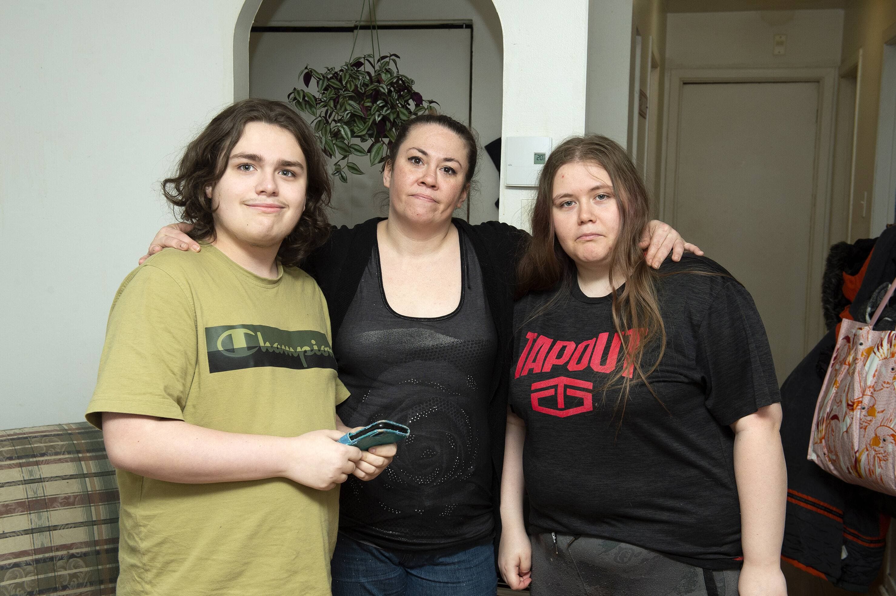 Génésie Paquette-Chouinard (au centre) avec ses enfants Tommy et Laurie Hémond, qui ont un trouble du spectre de l’autisme.