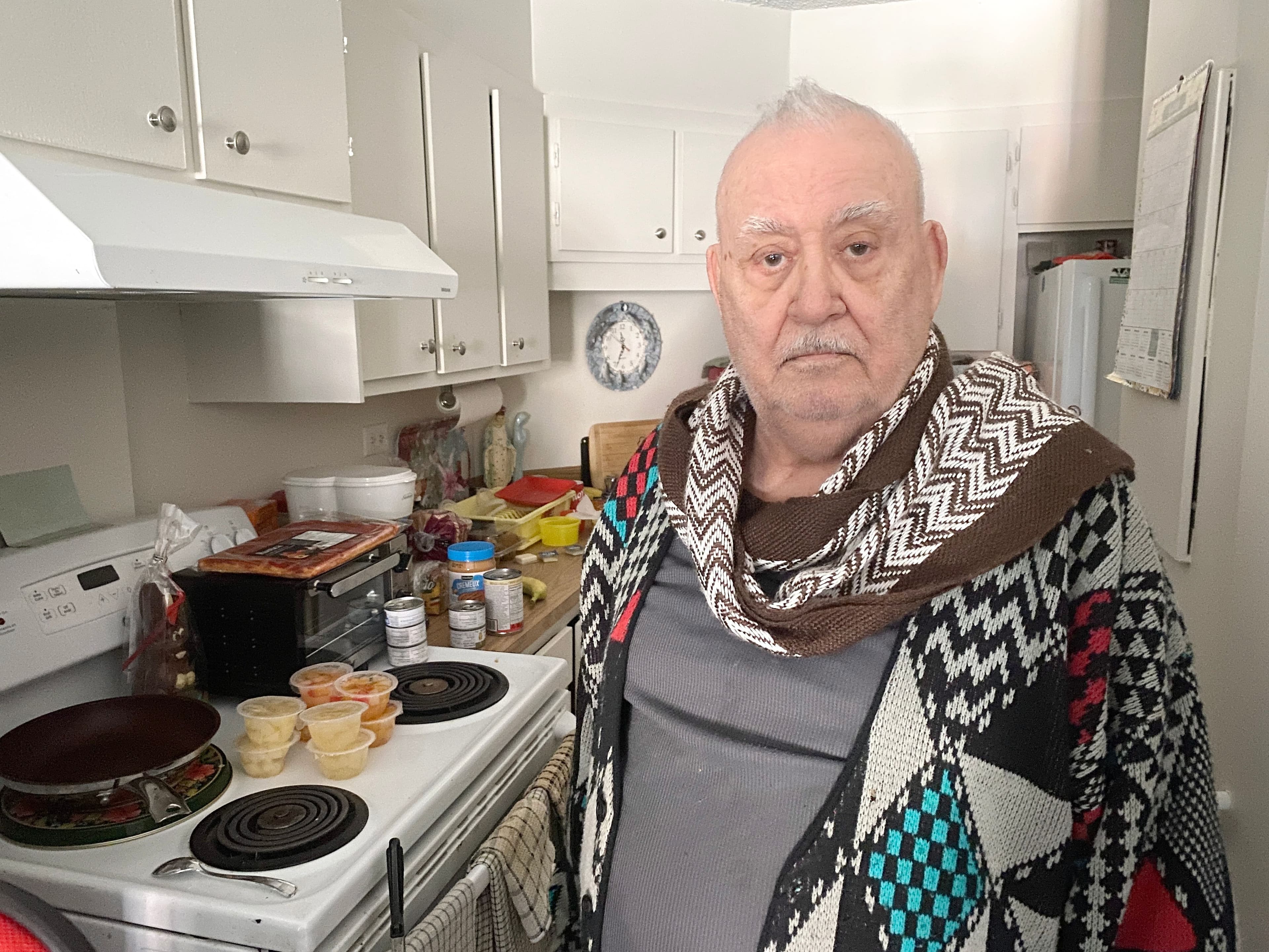 Rencontré dans son appartement assombri par la panne qui perdure depuis jeudi dans le HLM Adélard-Langevin, le résident Jean-Paul Ménard pose ici devant les quelques aliments qu'il lui reste à manger.