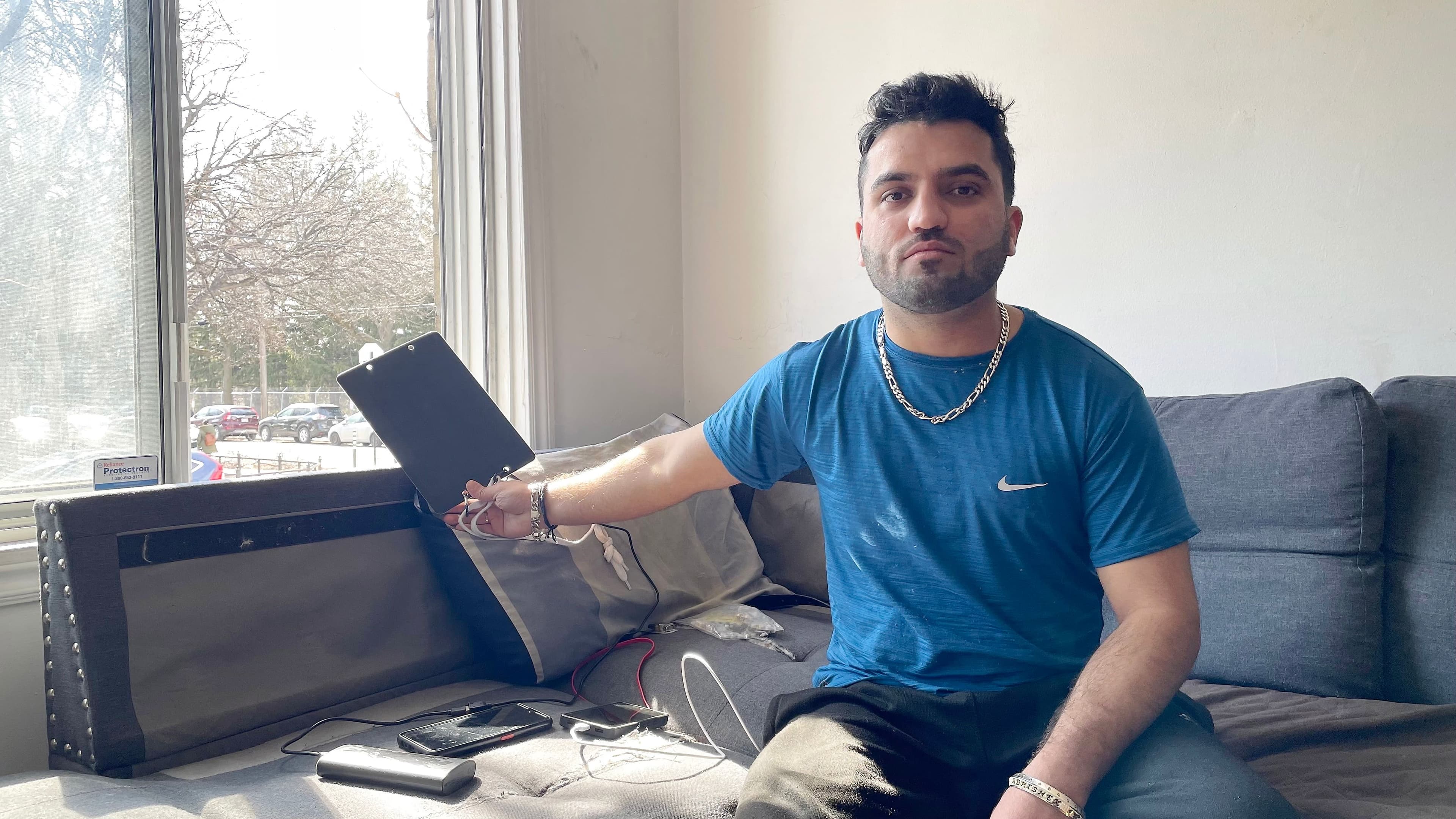 Pour Abhishek, 26 ans, le seul moyen de recharger son téléphone est d'utiliser un chargeur solaire, qu'il vient de se procurer, n'ayant plus d'électricité depuis six jours.
