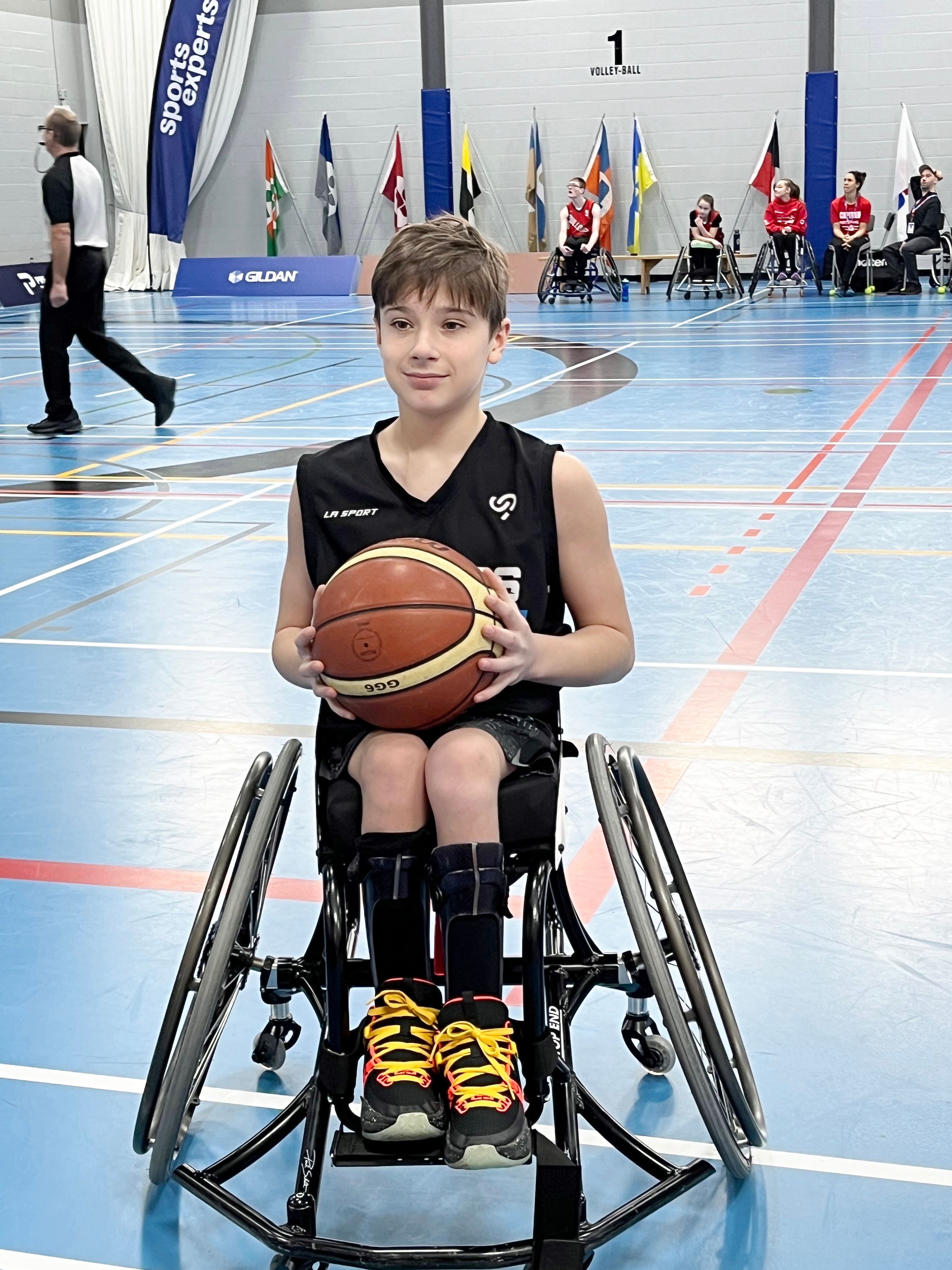 Theodore Gallant participe au 40e Défi sportif Alterego en basketball en fauteuil roulant et aimerait éventuellement faire partie de l’équipe nationale.