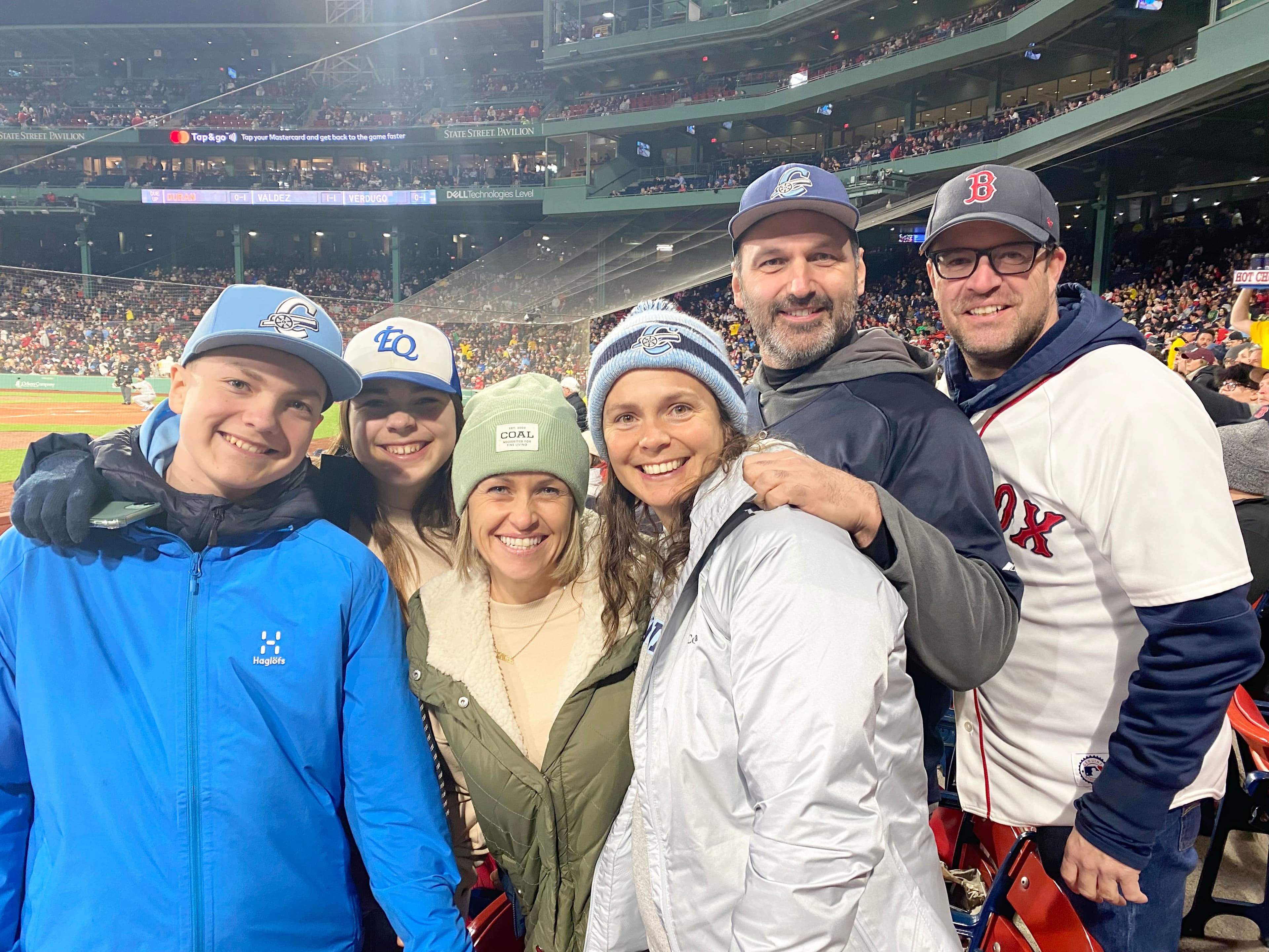 Félix Dugal, Laurie Dugal, Emilie Bevan, Véronique Hallée, Simon Dugal et Dominic Leblanc avaient le sourire aux lèvres mercredi soir au Fenway Park.